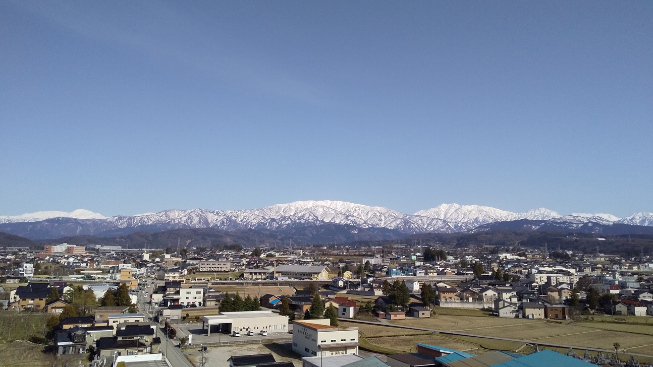 屋上からの景色：立山連峰〜毛勝山を望みます。