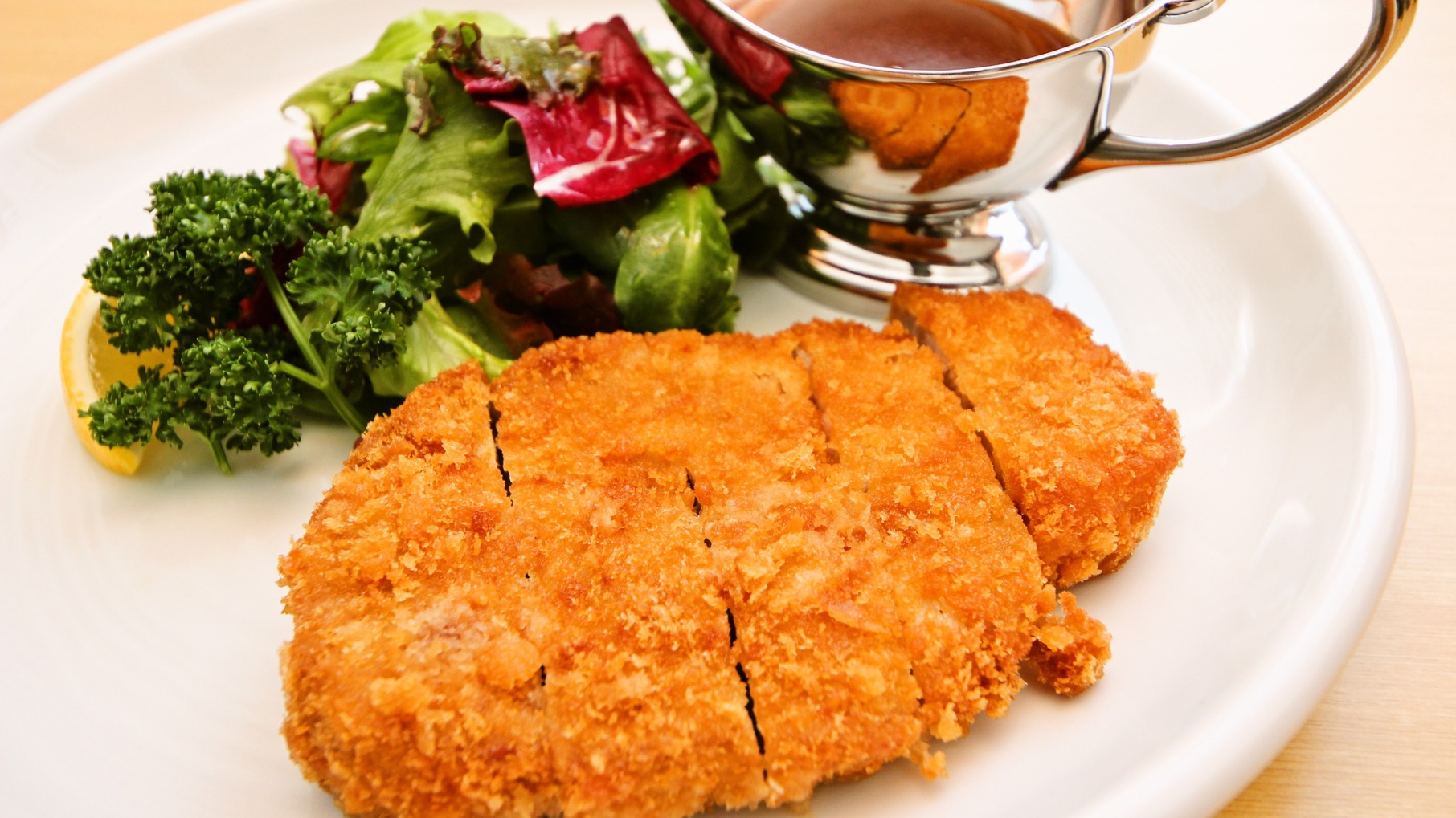 肉の旨味が凝縮した豚のヒレ肉をカリッと香ばしく揚げたポークカツレツ<¥1，700-(税サ込)>