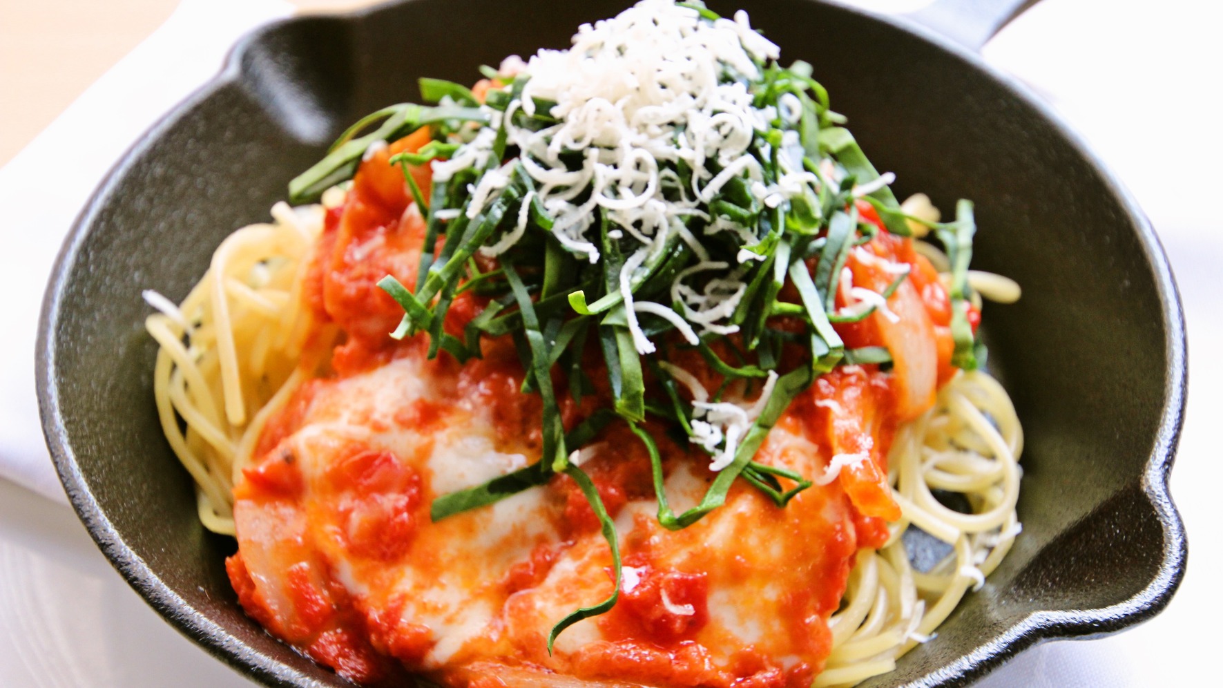 アツアツ鉄板で濃厚 蔵王モッツァレラチーズがとろ〜りパスタ<¥1，500-(税サ込)>