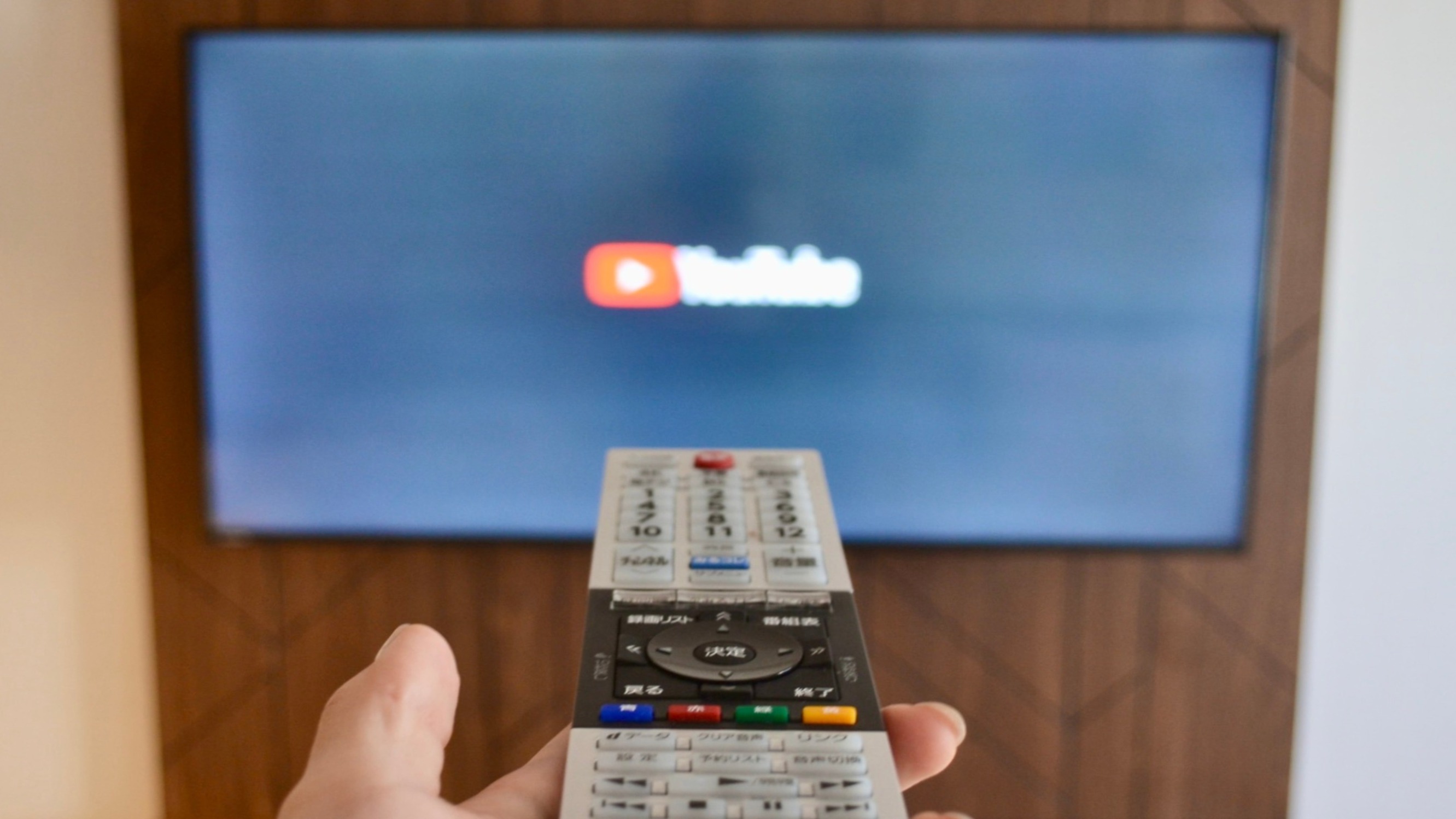 スマートTV〜プレミアムとスタンダードフロアの客室へ導入しております。