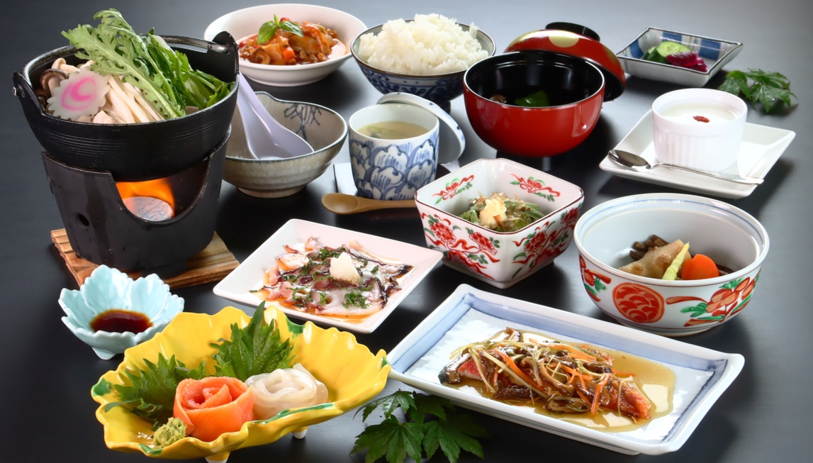 【夕食全体の一例】日本海の幸、湯沢山の幸を堪能できる