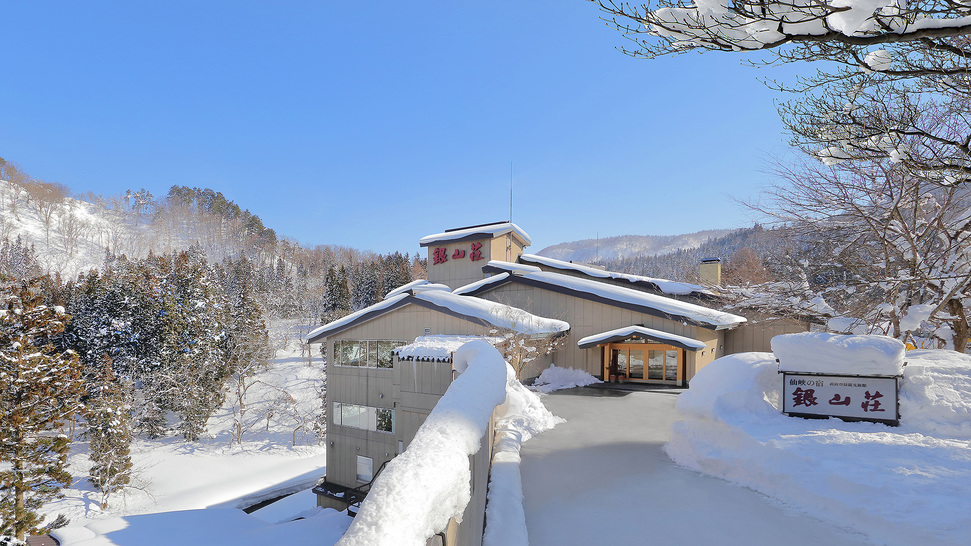 冬の銀山荘外観