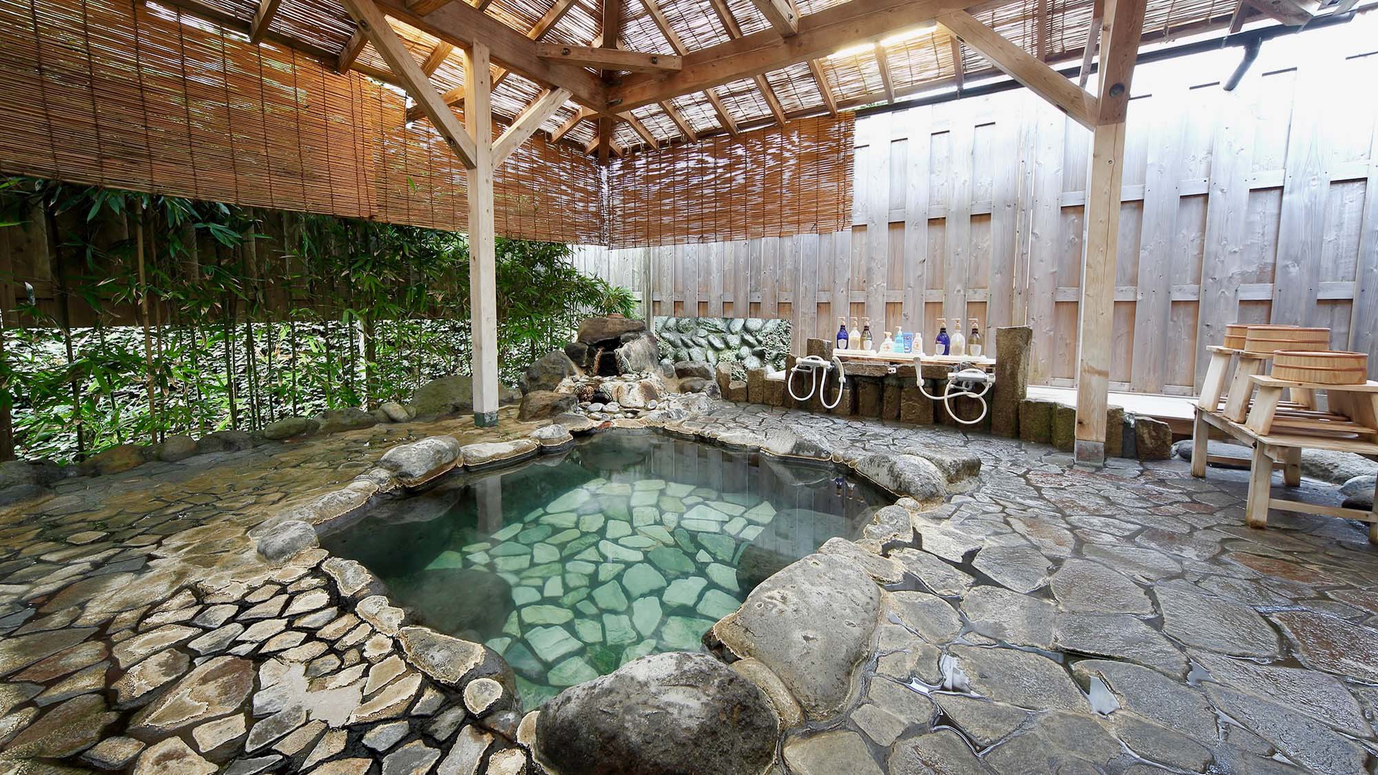 【貸切露天風呂】広々とした露天風呂も天然温泉かけ流しでお楽しみいただけます。