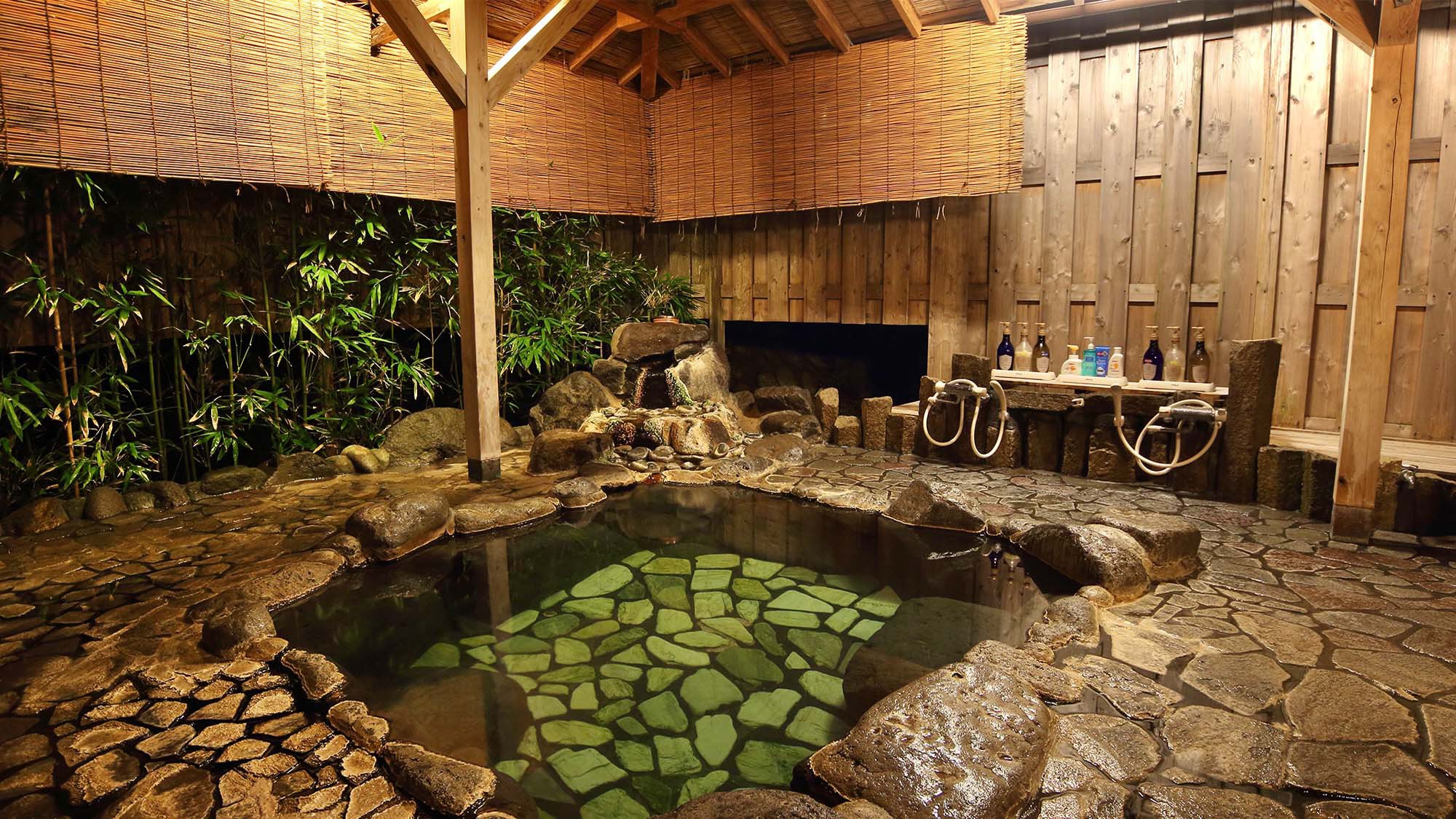 【貸切露天風呂】広々とした露天風呂も天然温泉かけ流しでお楽しみいただけます。