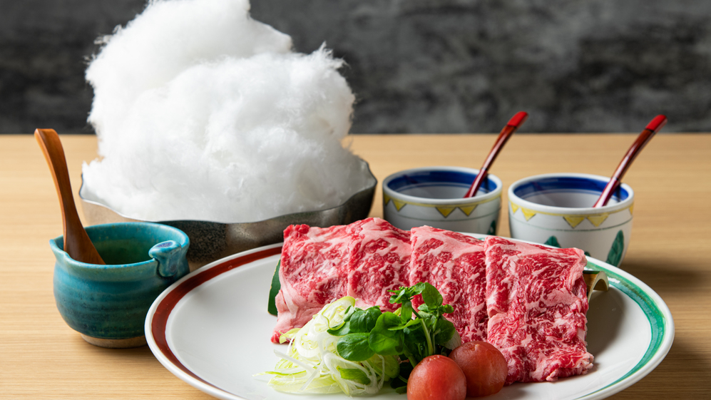 *夕食：大田忠道考案の雲海鍋綿菓子の動きが楽しいすき焼きです