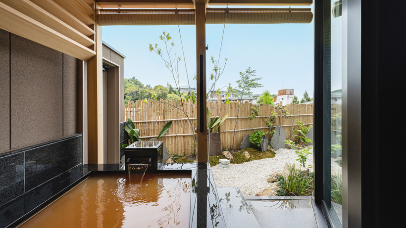 *【102】かげつ/金泉露天風呂付客室（65平米）昼の露天風呂。庭を眺めながらご入浴できます
