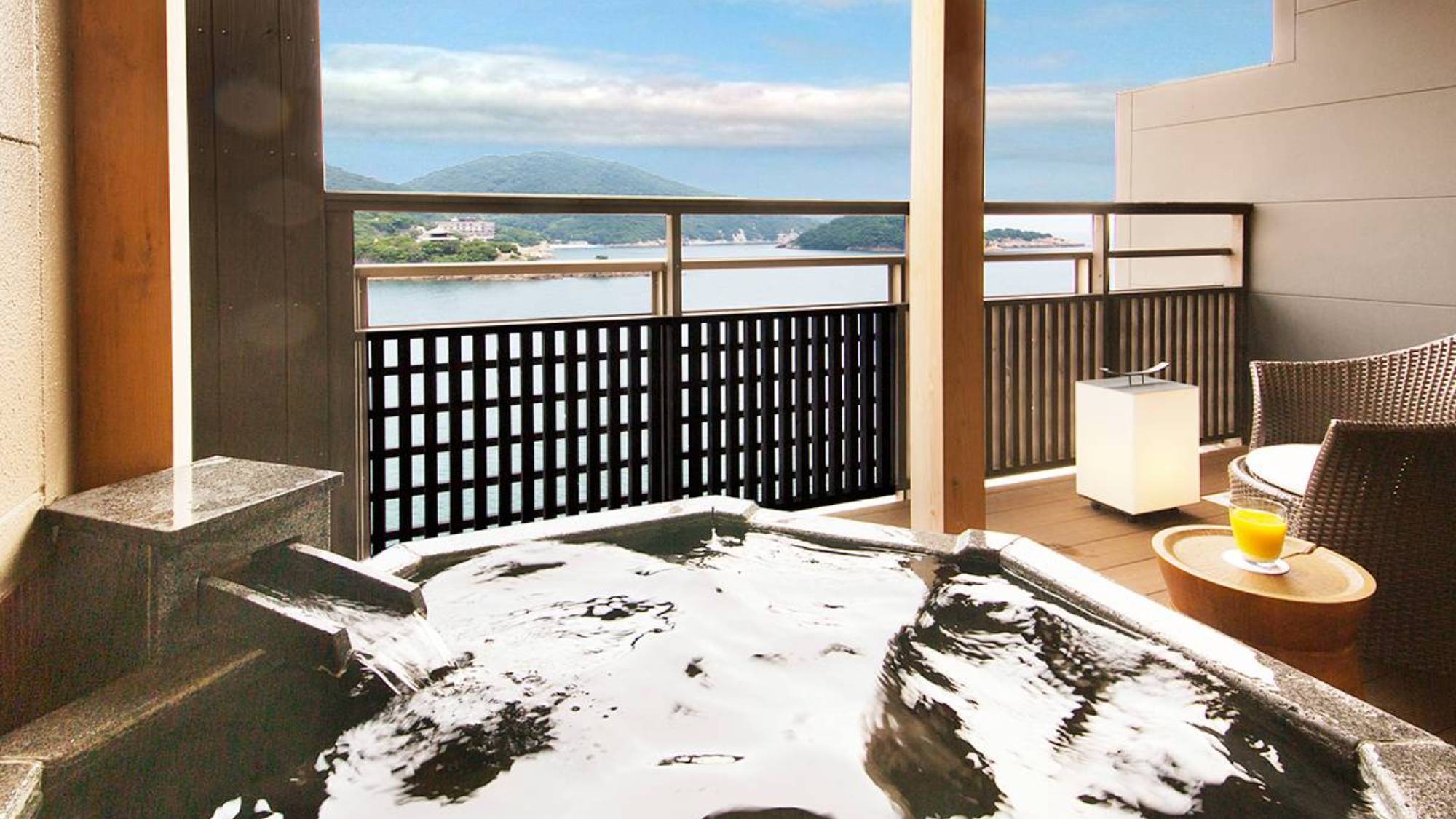 スイートルーム“;御影石”;でつくられた露天風呂とともに絶景空間をお愉しみ下さい