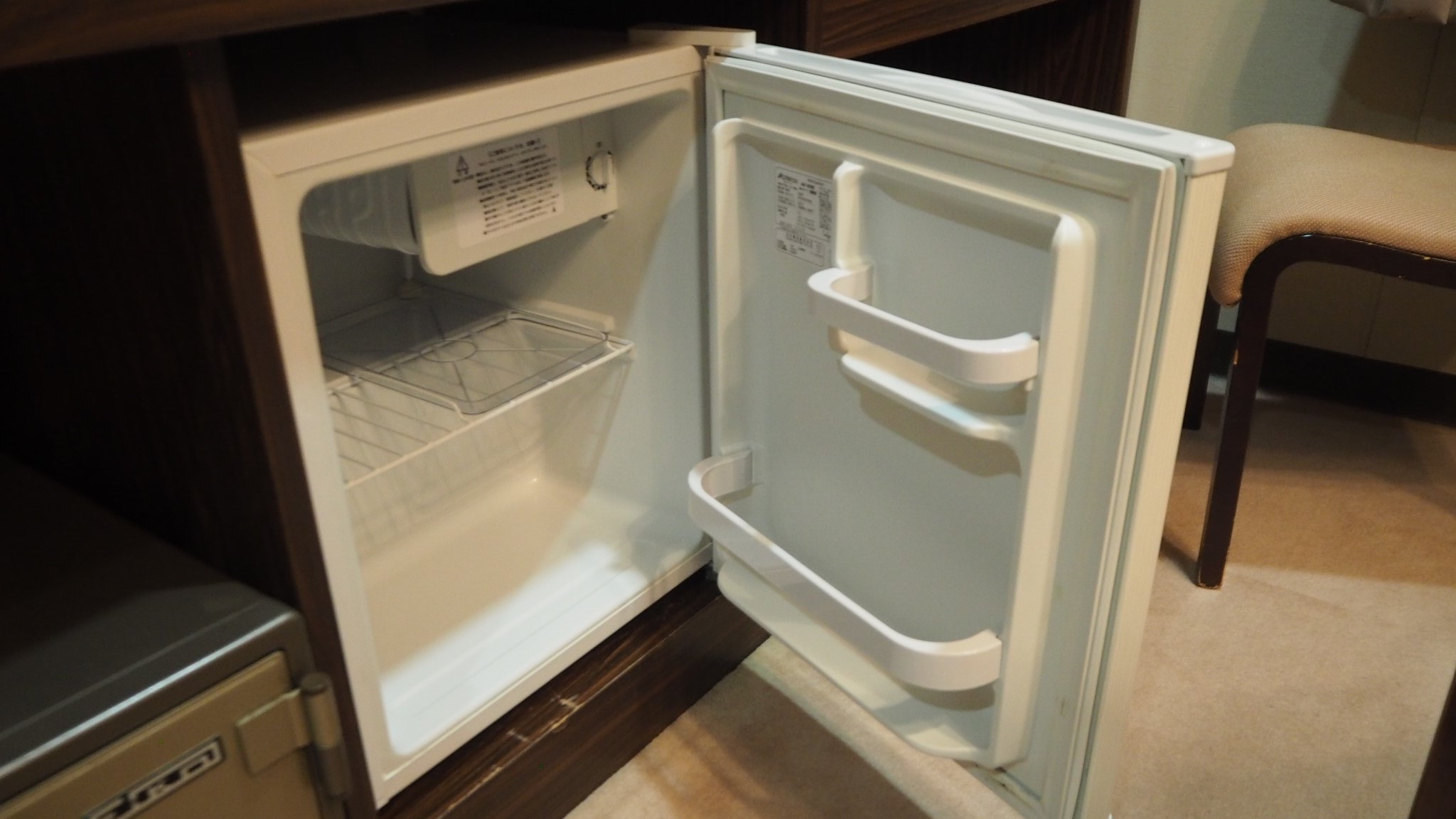 *部屋設備／部屋には簡易的な冷蔵庫も完備しております