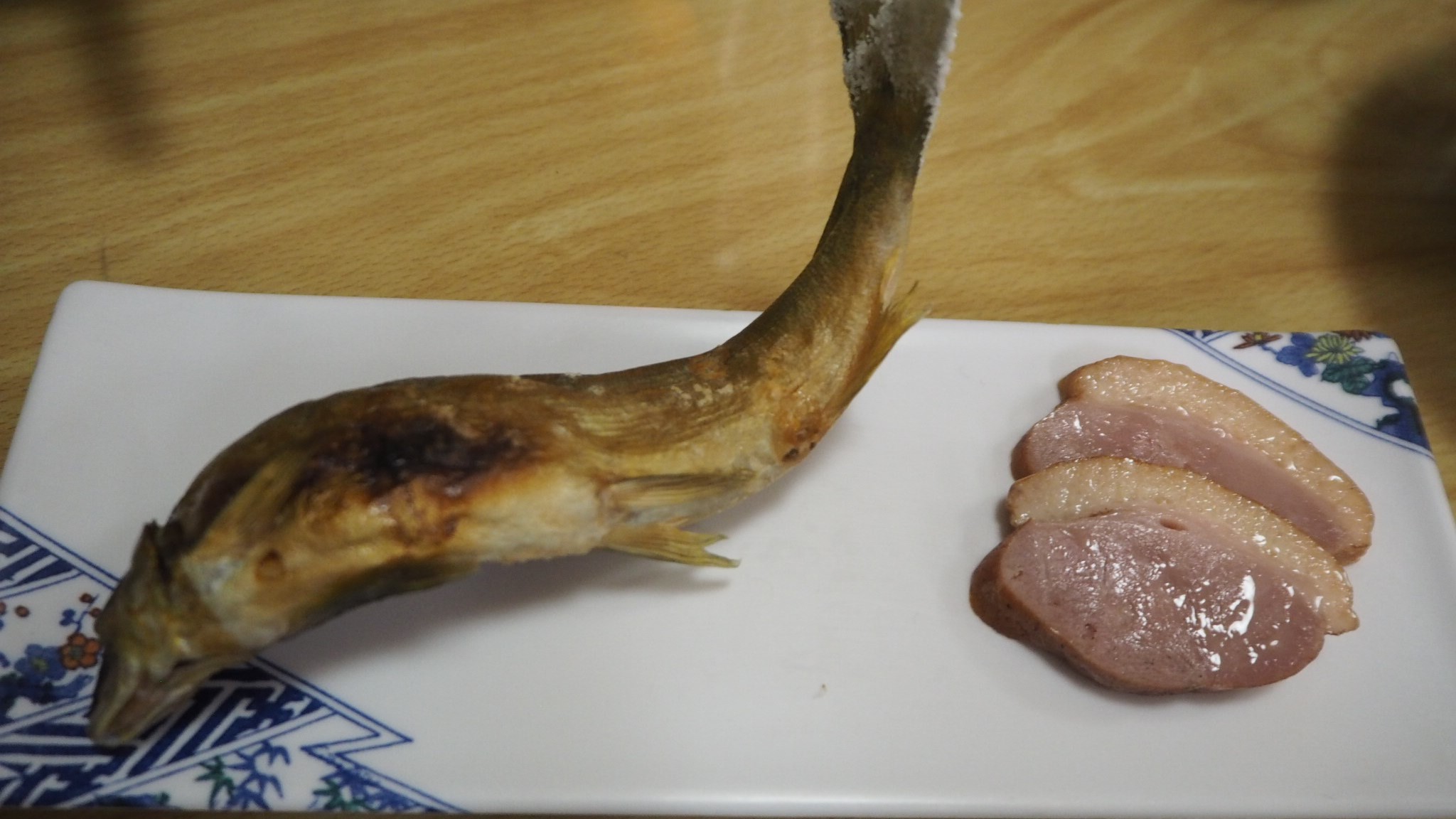 *夕食一例／鴨肉と新鮮な焼き山魚です