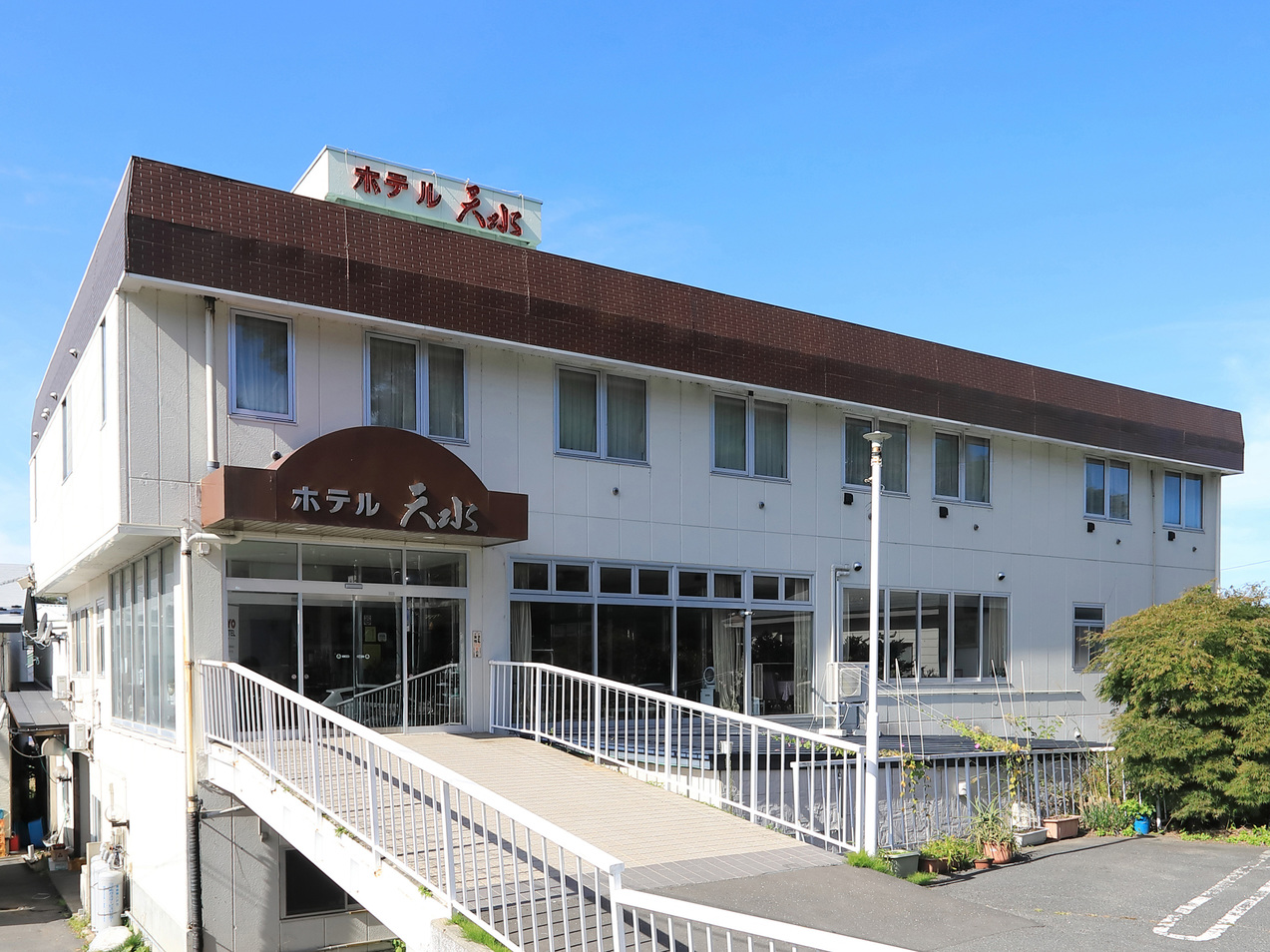 外観*三沢駅より徒歩１分に佇む当館。ビジネスや観光の拠点にご利用下さい。