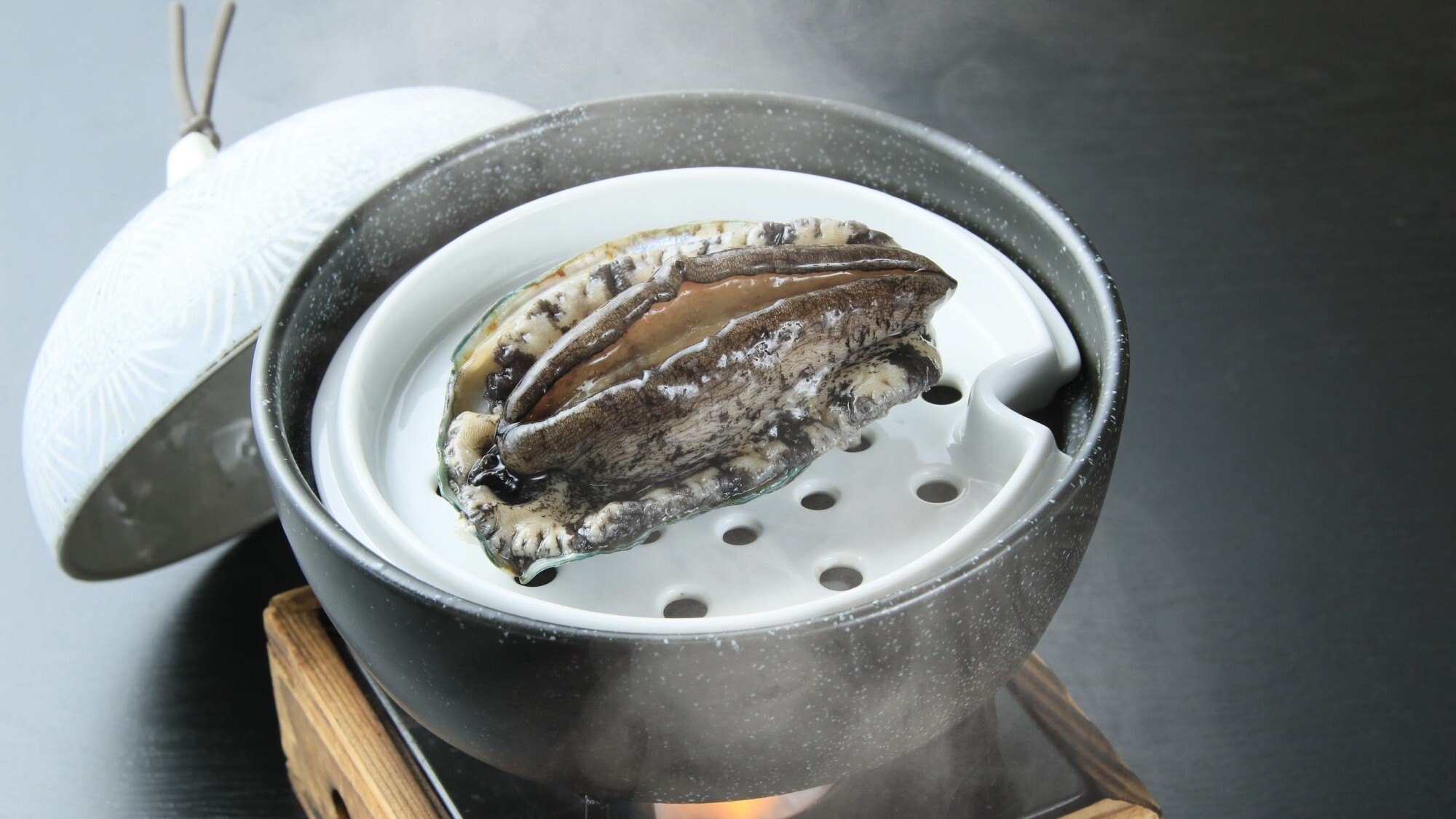 【お食事一例】地元の鮑をお召し上がりください。※イメージ