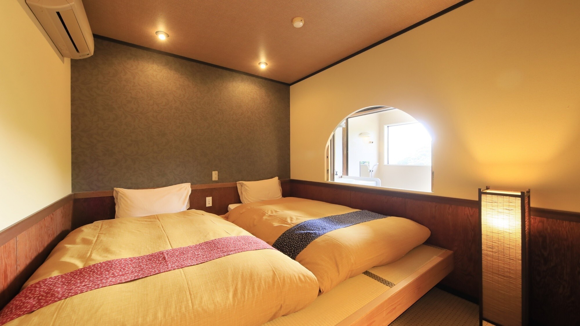 【石楠花】お部屋はくつろぎの居間と小上がり畳の寝室の二間続き。