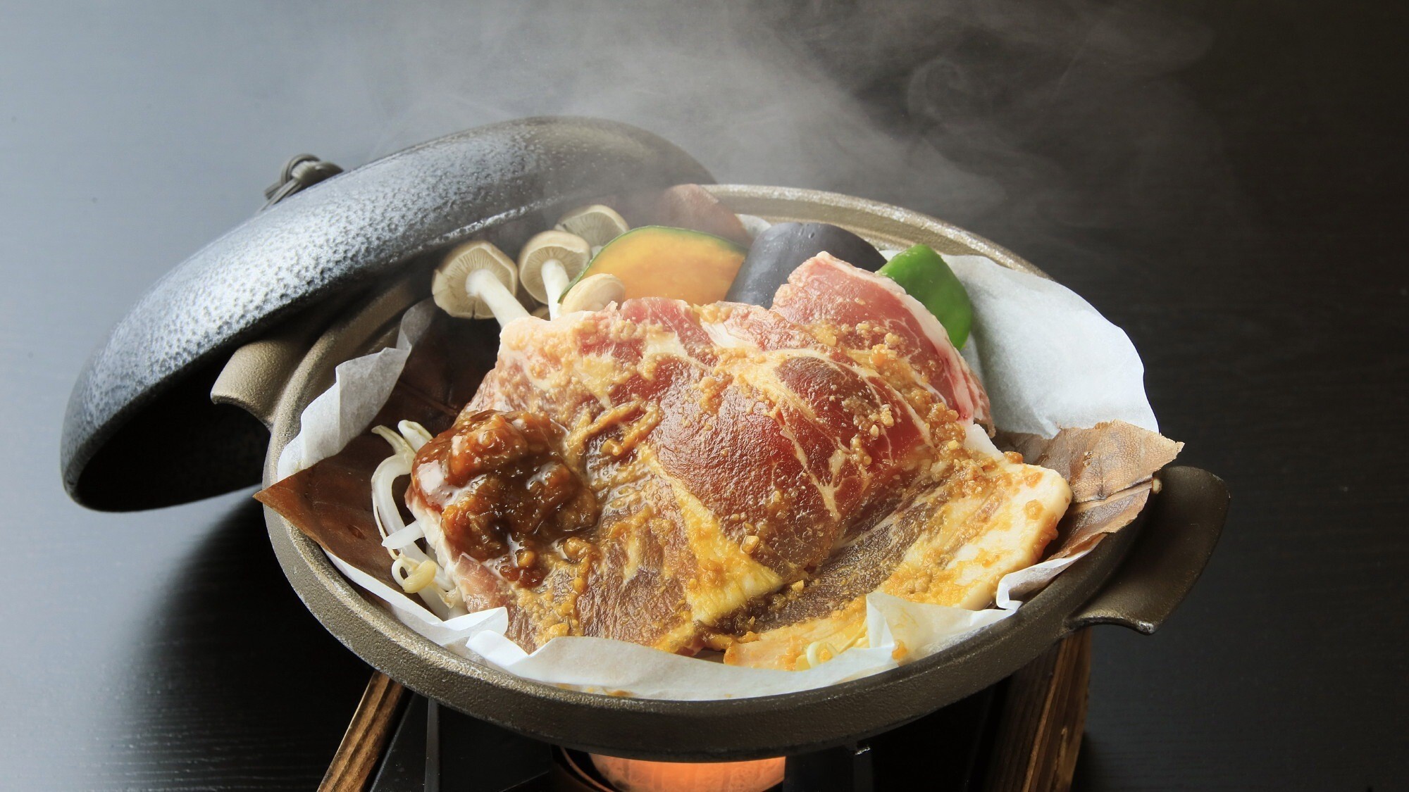 【熱川ポーク】脂身が甘いのが特徴。地場野菜と炭火焼きで。※イメージ