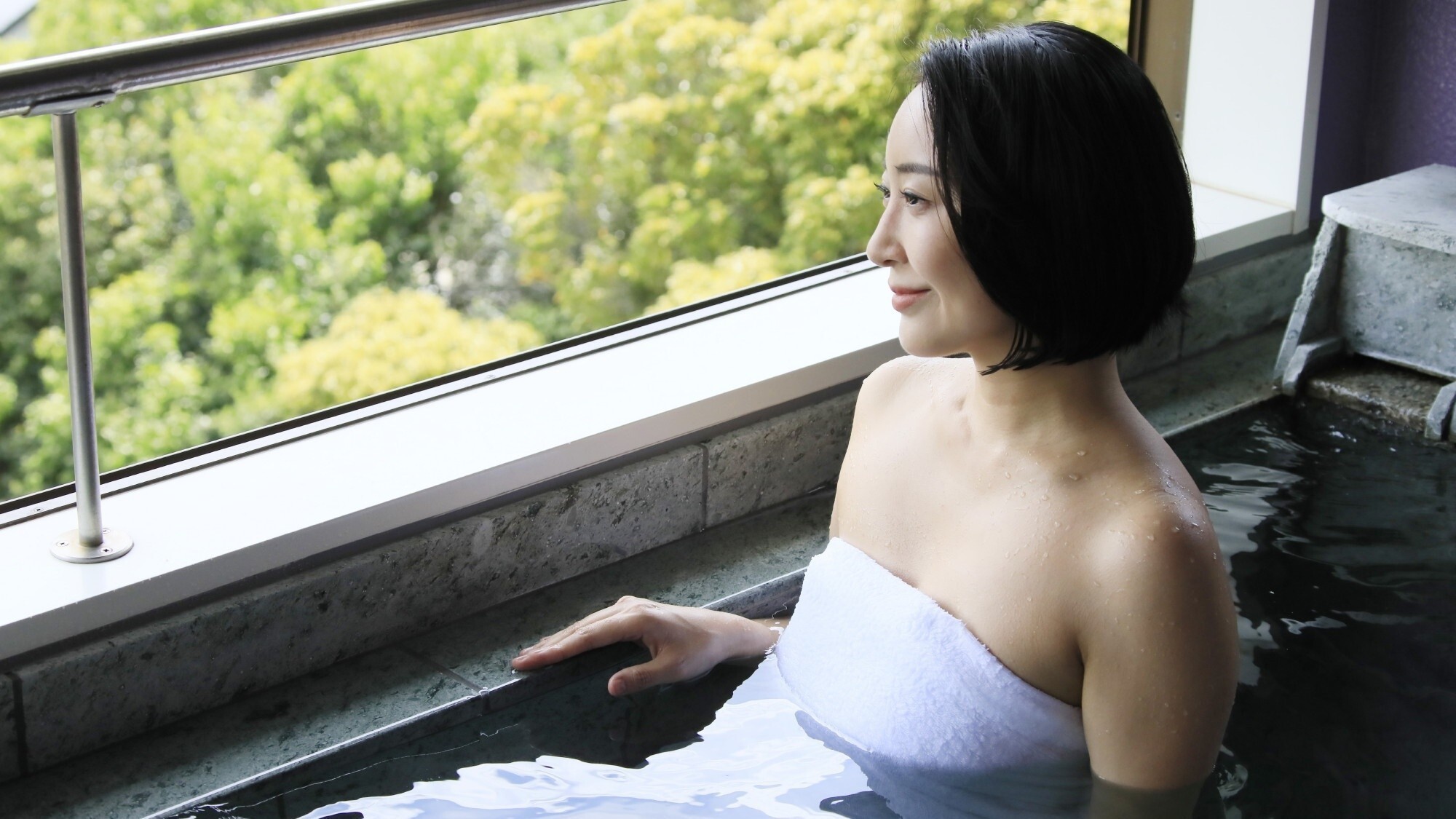 【河津桜２階】二人で入っても余裕の広さです。