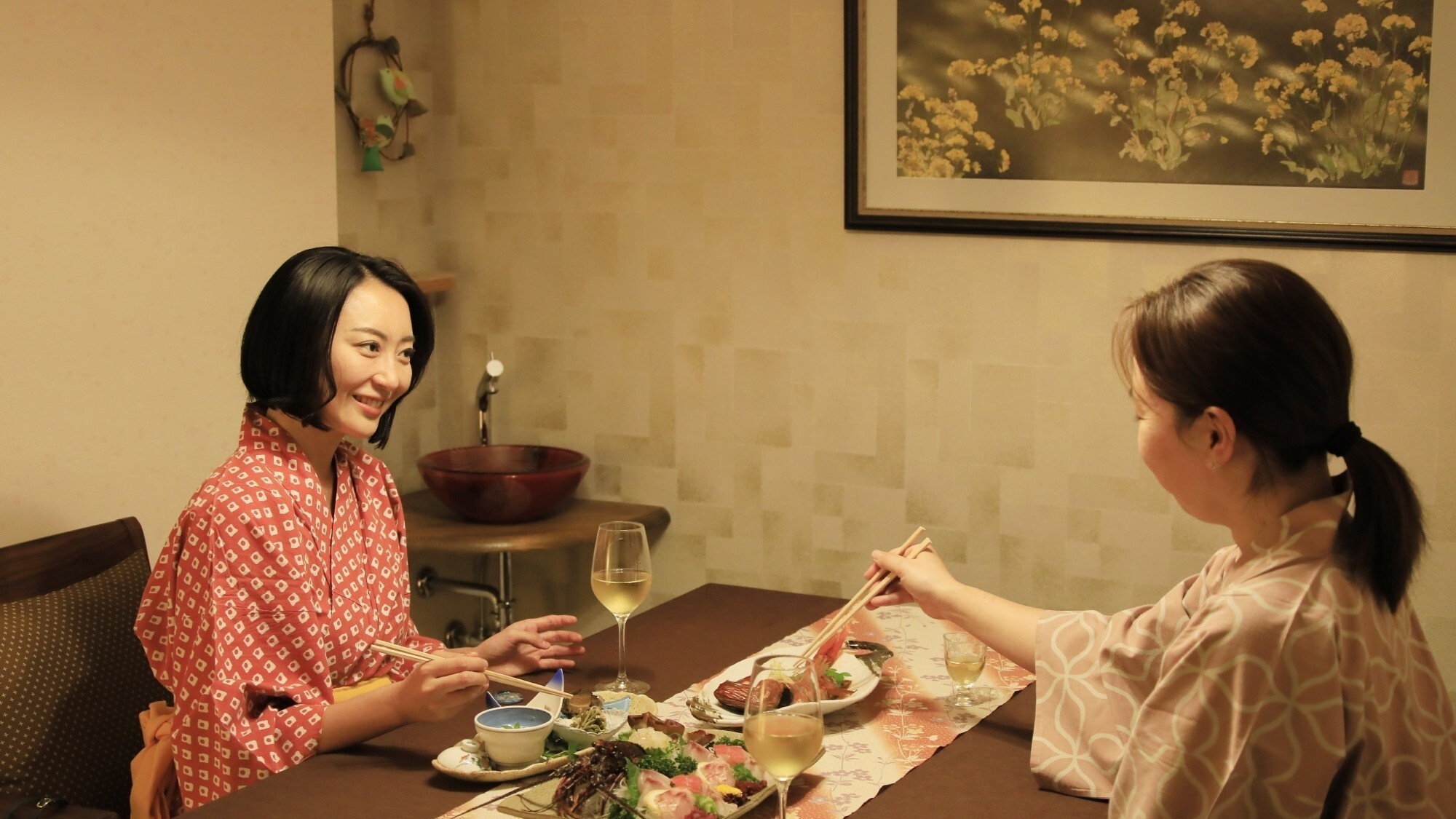 山百合にご宿泊の方は、朝・夕共に個室食事処「菜の花」でお召上がり頂けます。