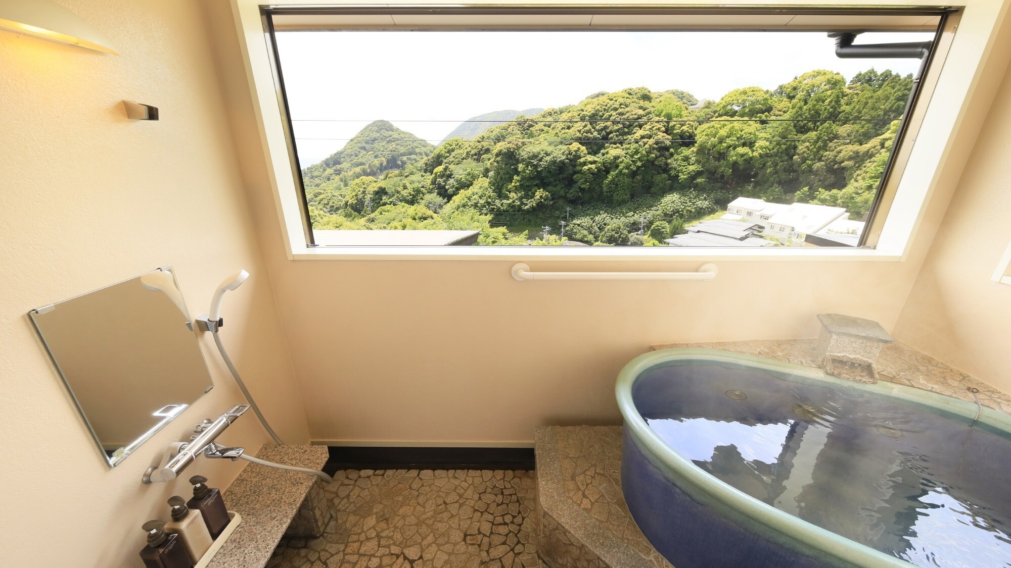 【石楠花】陶器の深いお風呂が心地よい。見た目よりも広くゆったりできます。