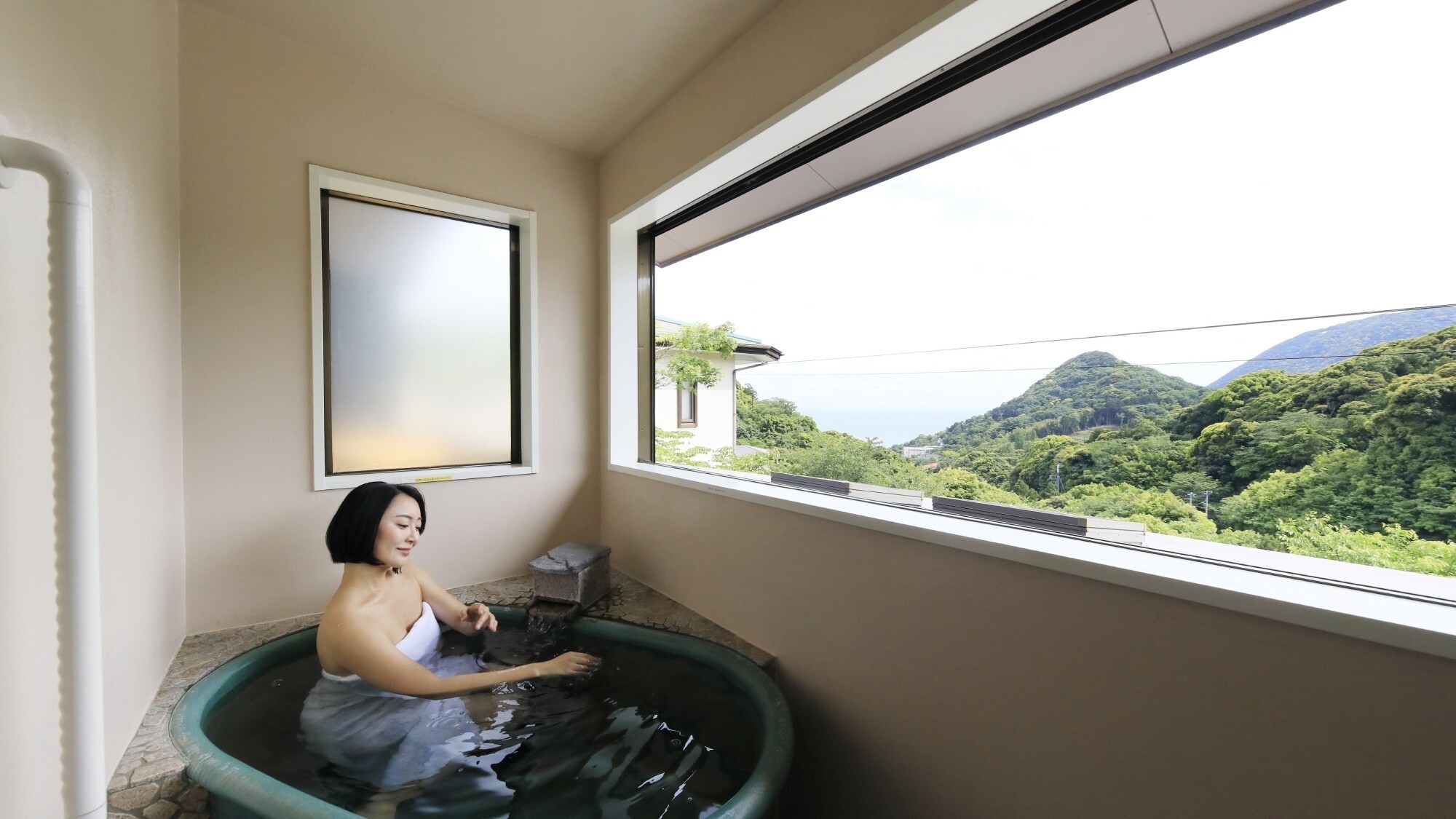 【紫陽花】海側には全天候型半露天風呂と専用バルコニーを備え、海の眺望をご覧いただけます。