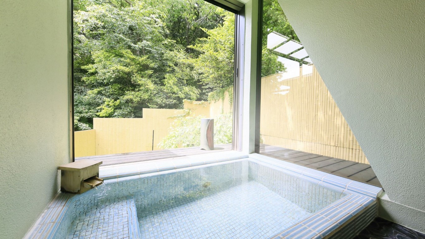 【山百合】客室専用露天風呂。開閉式になっているので、展望風呂と露天風呂どちらでも楽しめます。