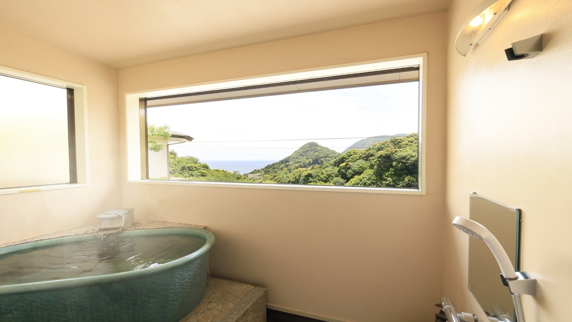 【紫陽花】海側には全天候型半露天風呂と専用バルコニーを備え、海の眺望をご覧いただけます。