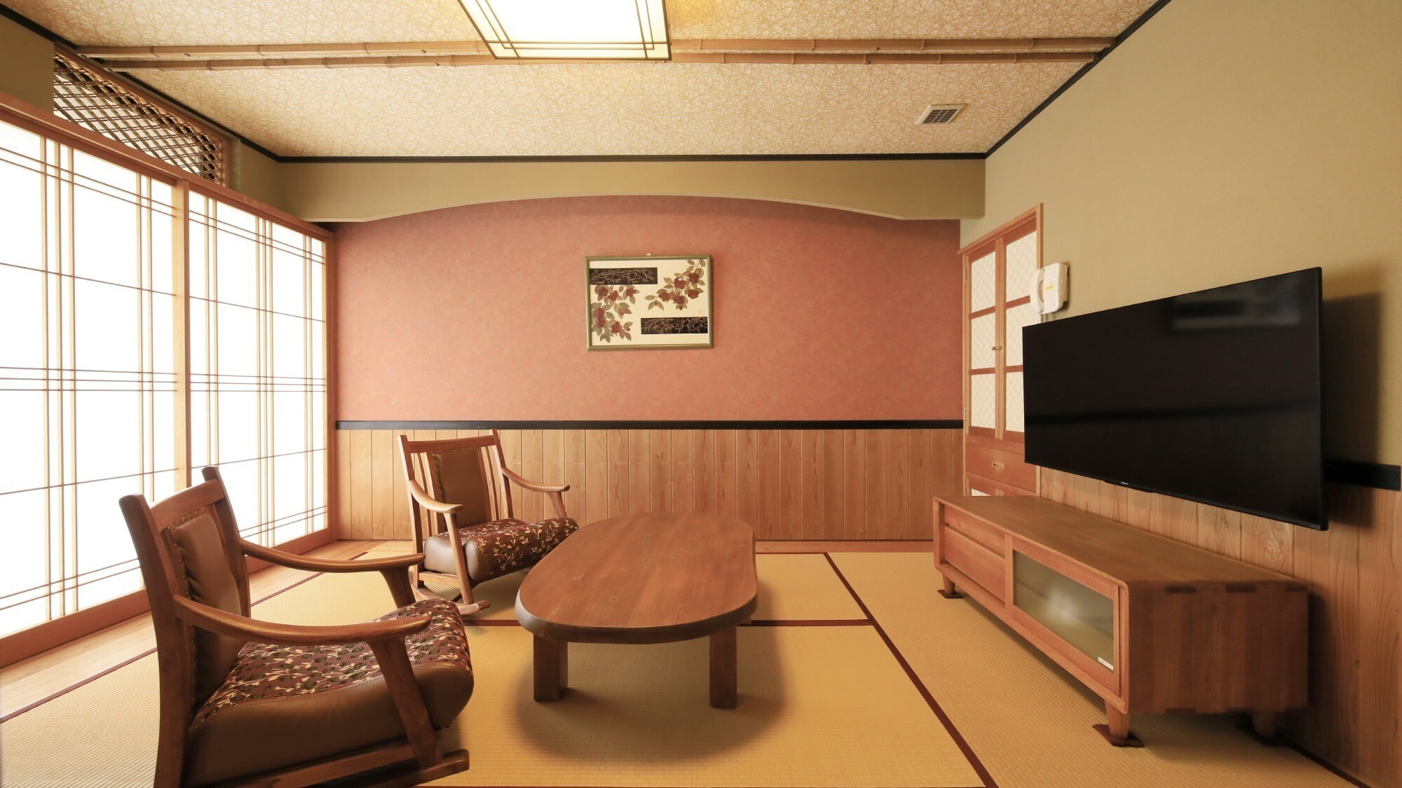 【石楠花】ピンクを基調としたかわいらしいお部屋。バルコニーからの眺めが最高です。