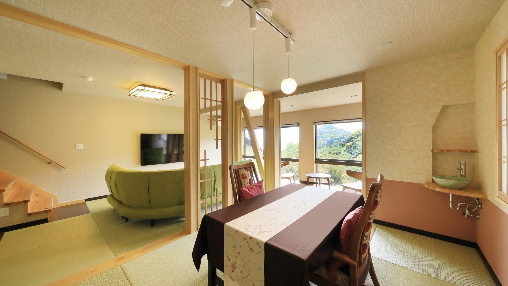 【河津桜】お食事はお部屋食！こちらの広々ダイニングで、変わりゆく外の景色を楽しみながらどうぞ。