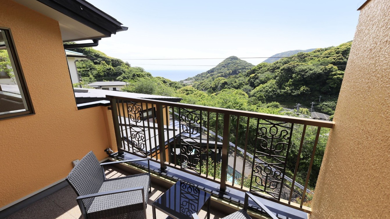 【石楠花】お部屋からの眺望は特に良く、青空を近く感じ、海や山の景観をお楽しみいただけます。