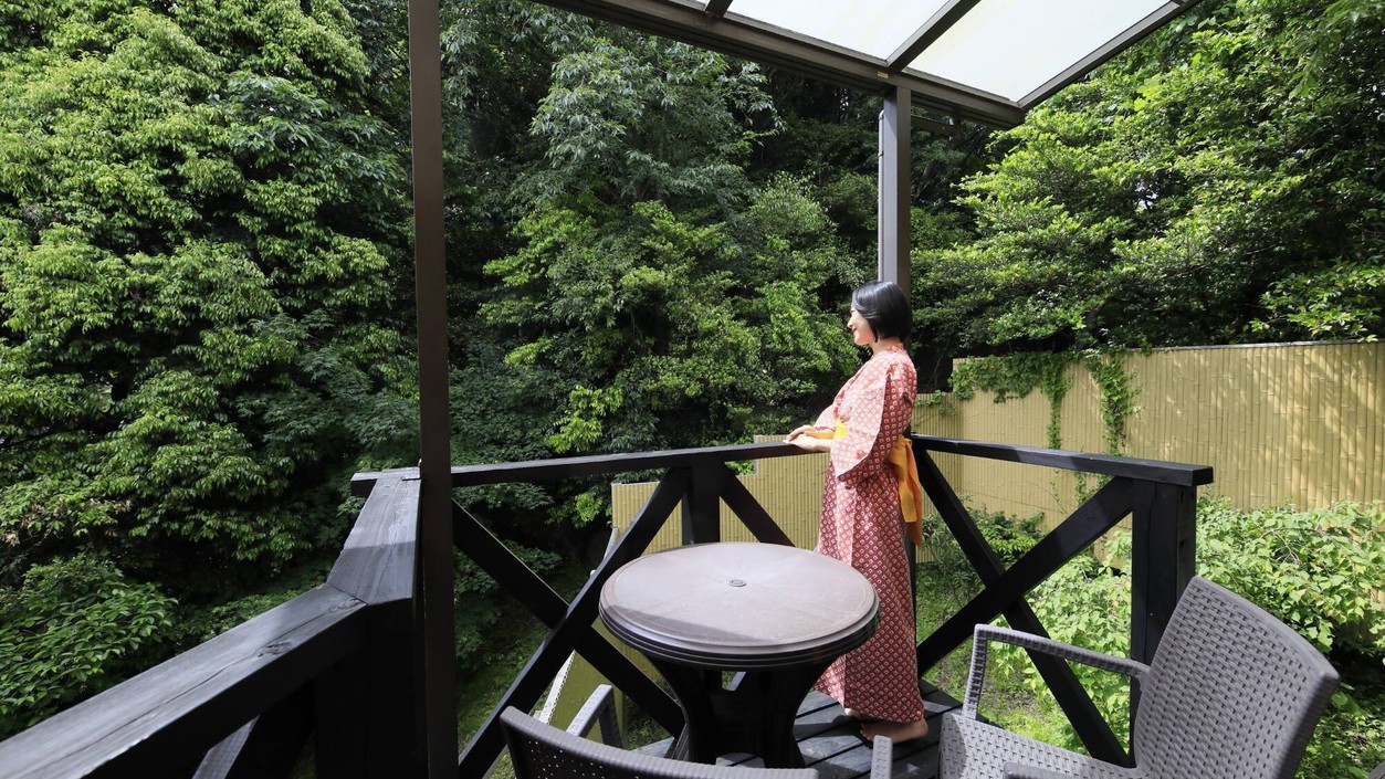 【山百合】山百合専用のバルコニーは山側に面し、森林浴が楽しめ、野生のリスや小鳥への出会い率は当館１！