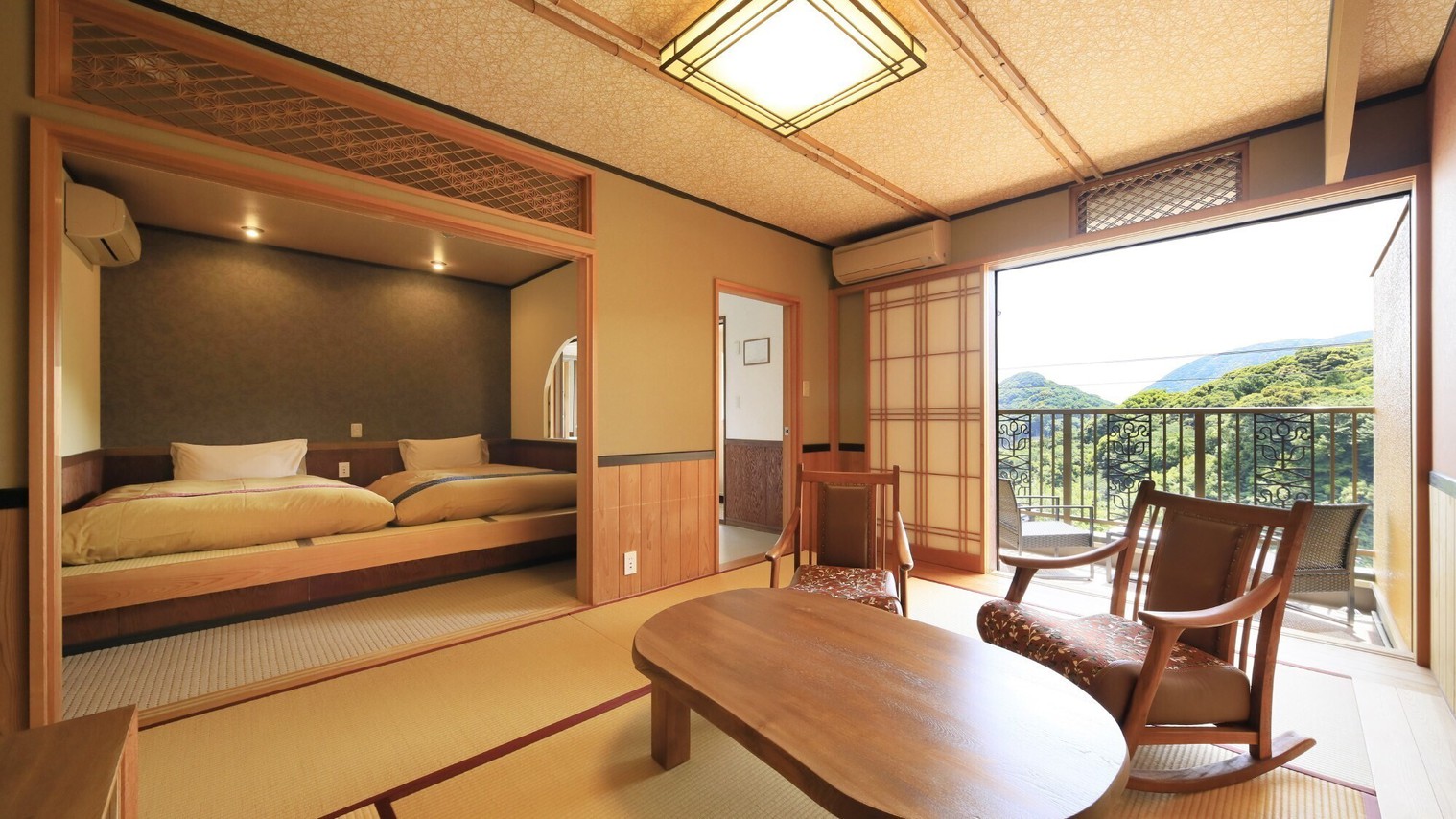 【石楠花】ピンクを基調としたかわいらしいお部屋。バルコニーからの眺めが最高です。