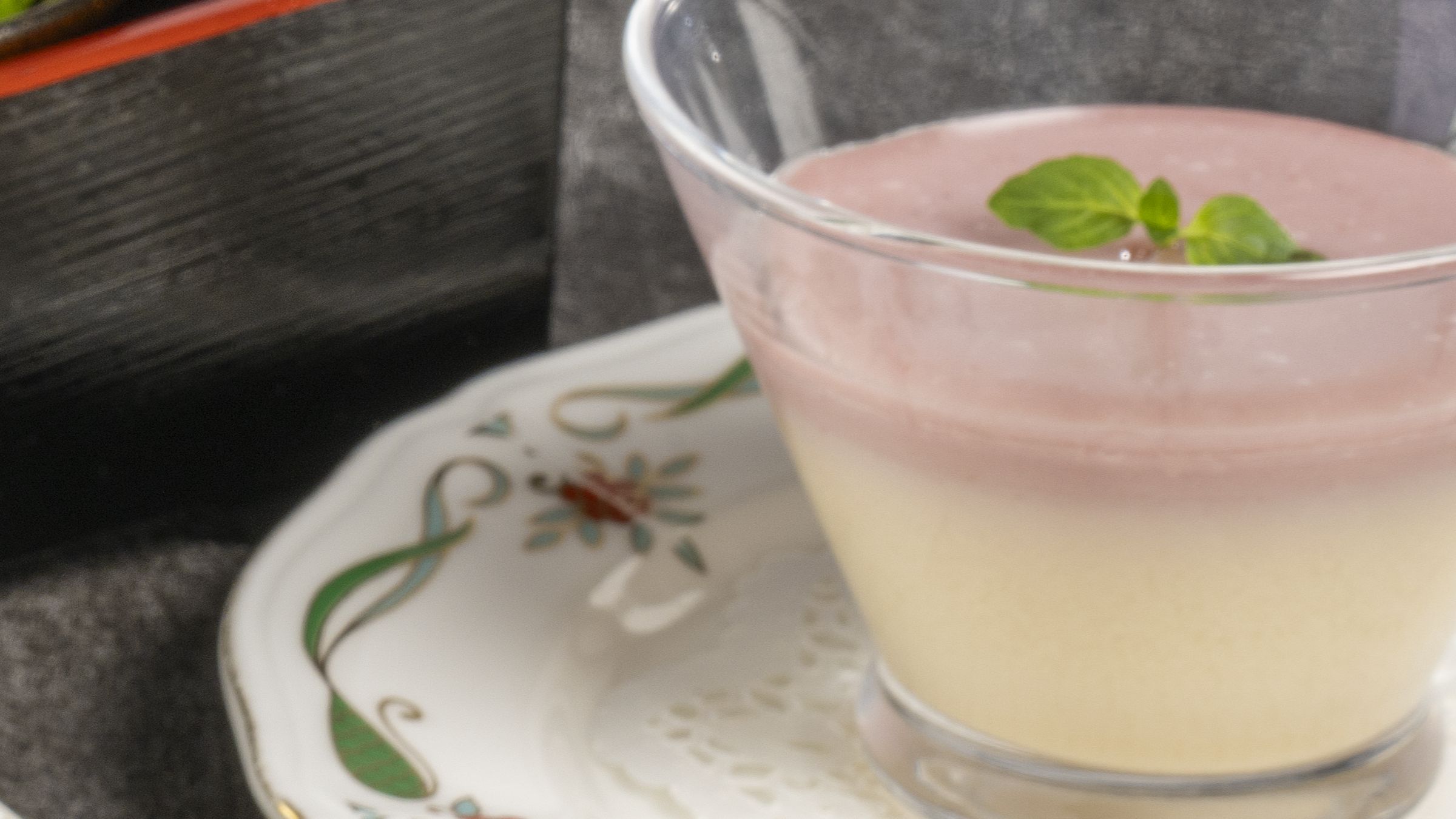 ＜3月・4月のおすすめの一品＞豆乳と苺の二色ゼリー【和洋御膳】
