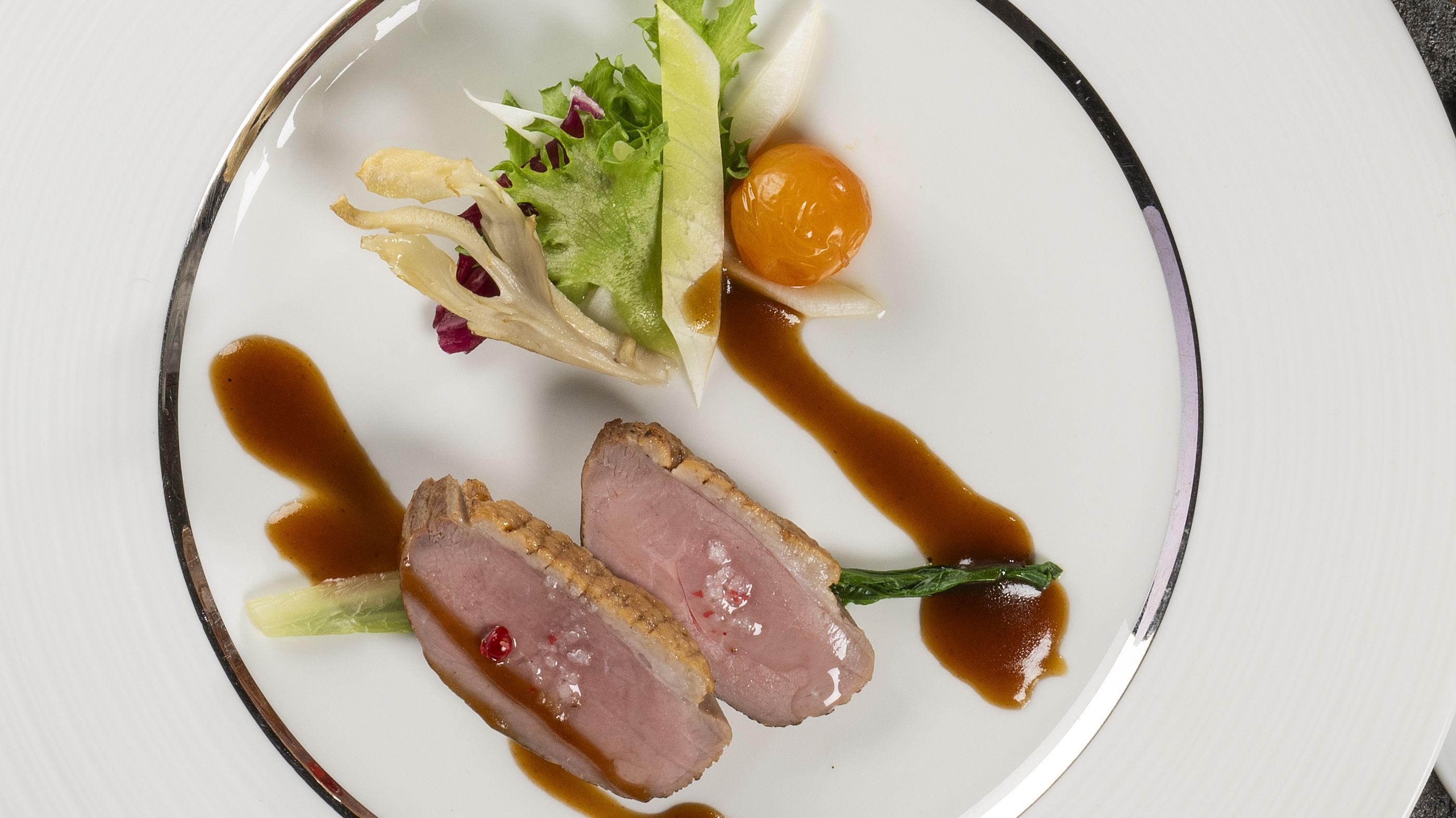 ＜3月・4月のおすすめの一品＞コンフィにした鴨胸肉と山菜【レセント】