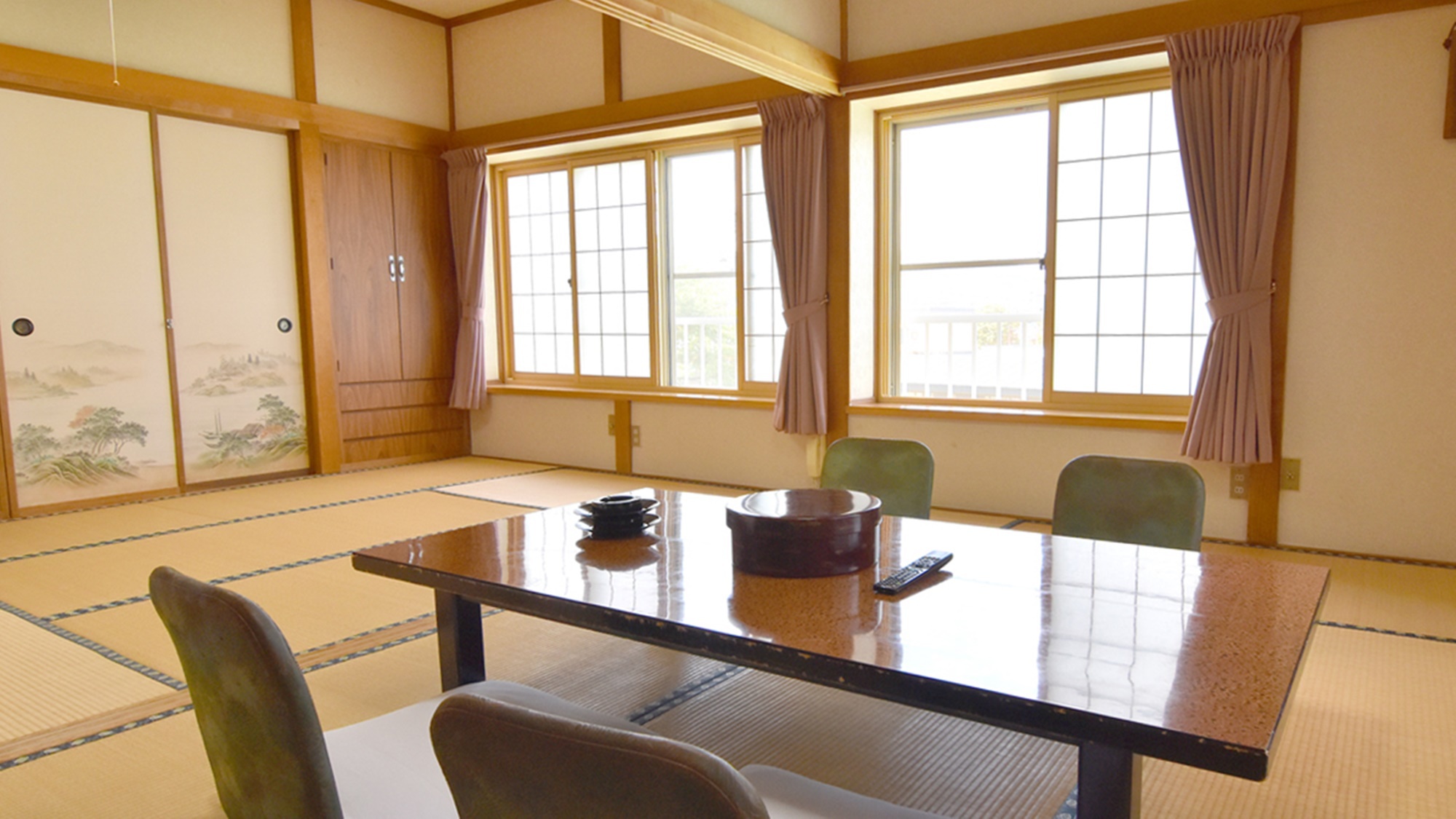 *【客室一例】都会の喧騒を離れ、のんびりとお過ごし下さい。
