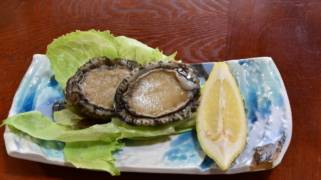 *【夕食一例】アワビ。『貝の王様』とも呼ばれる高級食材は、歯応え抜群！