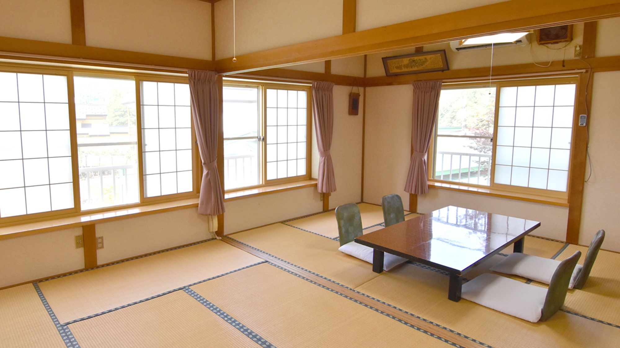 *【客室一例】和室13.5畳。明るく広々としたお部屋です。