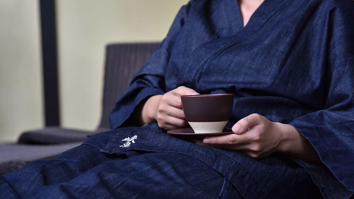 *【デニムの作務衣】織り上げるのは1，300年の歴史と伝統を持つ織物の町、桐生の伊田繊維。