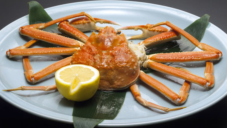 別注料理一例：ずわい蟹姿造り