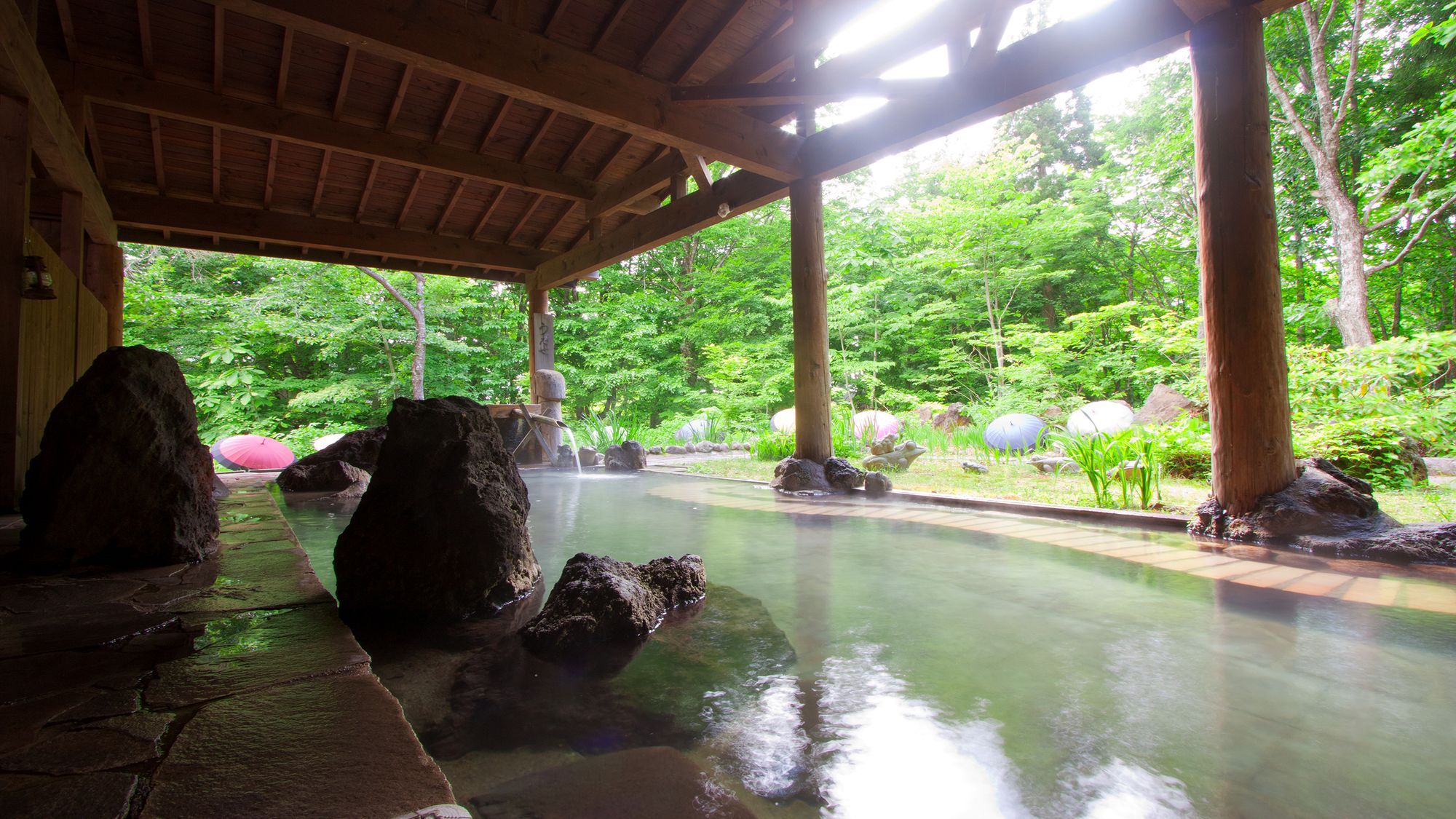 【男湯露天風呂】田沢湖高原の澄んだ空気のなかでリラックスタイム
