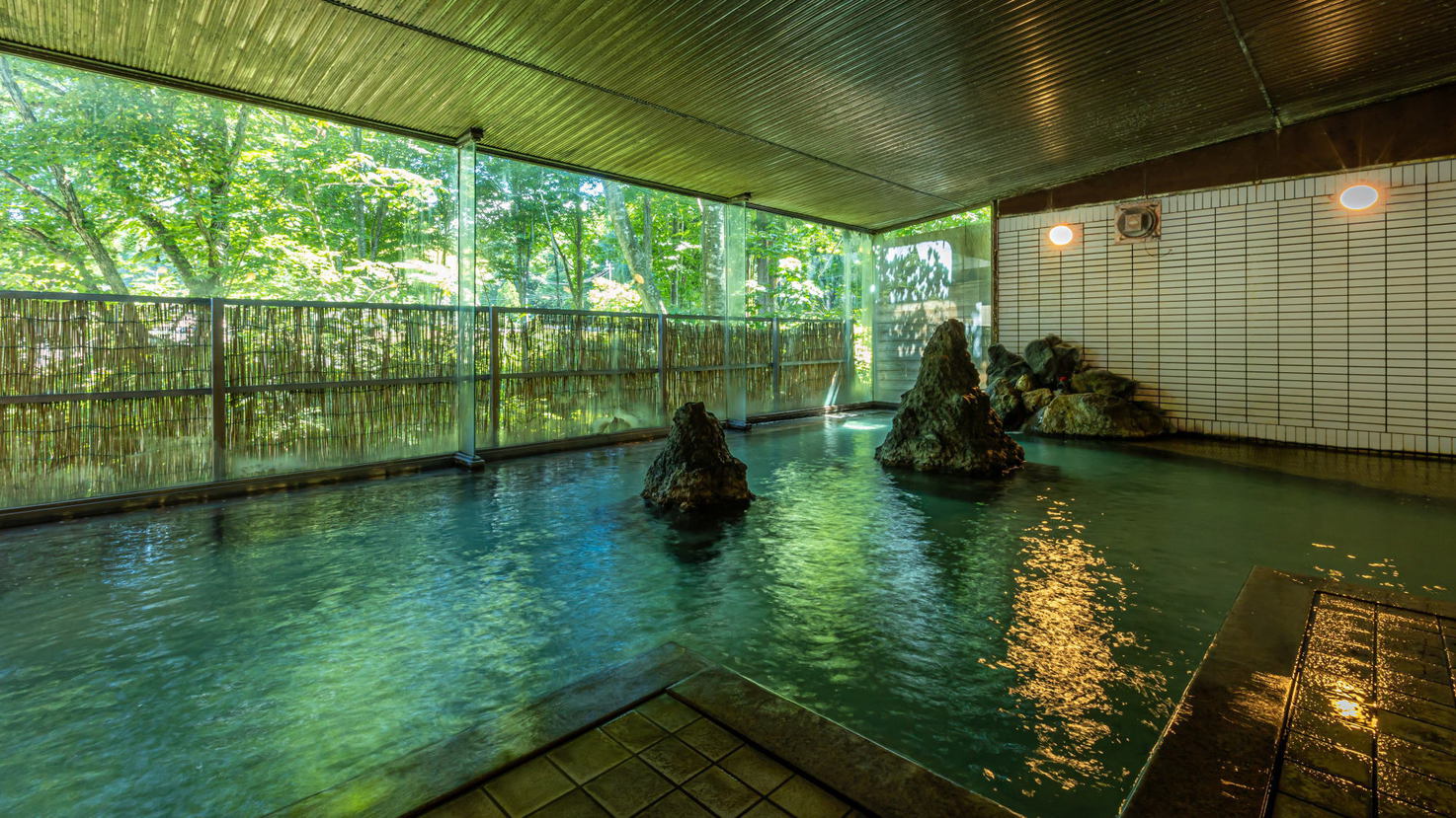 【女湯大浴場】緑の木々に囲まれてリラックス♪源泉かけ流しの天然温泉です。