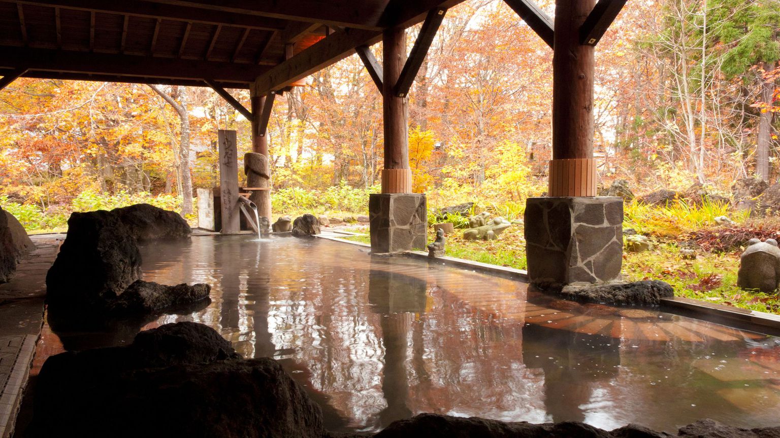 【男湯露天風呂】自然に溶け込んだ雰囲気を楽しむ秋の露天風呂