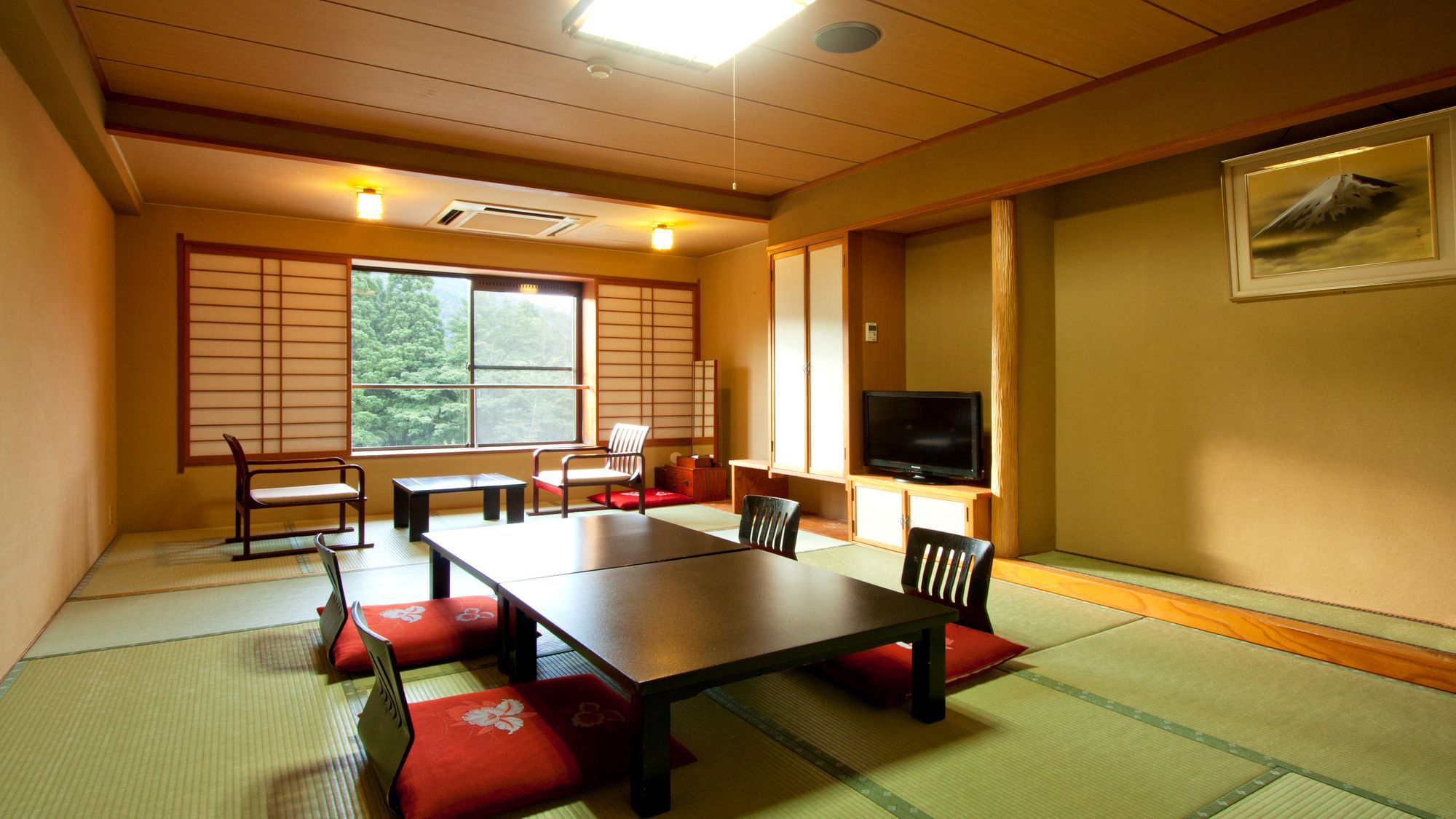 【本館和室】純和風の寛ぎスペース。フロントがある建物の標準和室タイプの客室です。