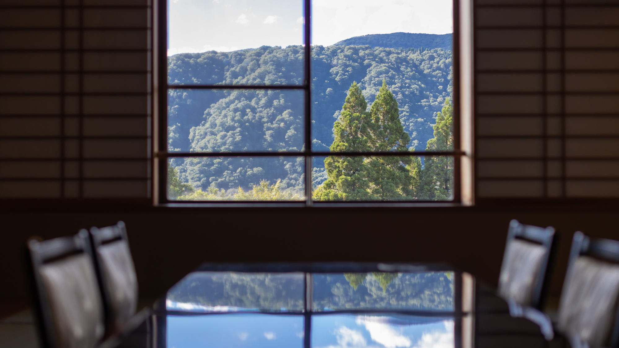 田沢湖高原の雄大な山々を最上階から眺めながら、開放感のある客室で寛ぎのひと時をお過ごしください。