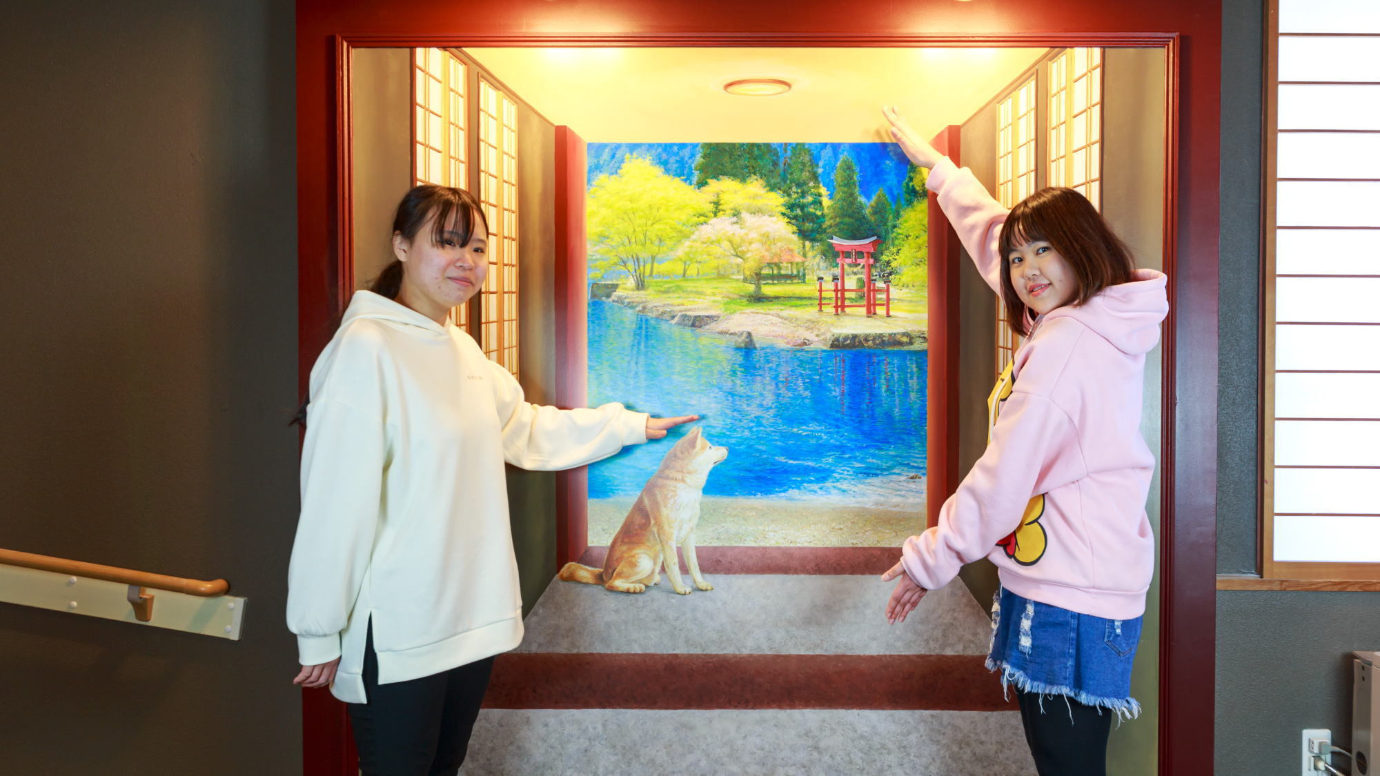 【トリックアート】架空の通路の先に広がる田沢湖の風景。秋田犬といっしょに記念写真！