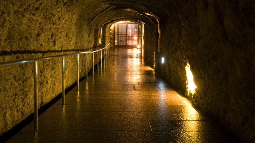 地下30mに続く 手彫りの洞窟