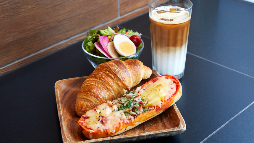 【朝カフェで始まる一日】ホテルメイドのクロワッサンやサラダのカジュアル朝食付きプラン