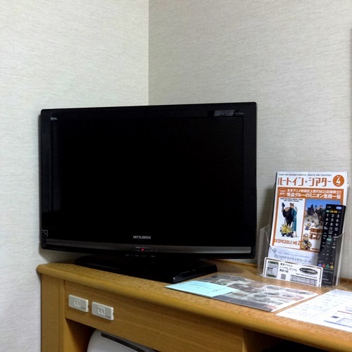 【客室】26インチ薄型テレビ。有料放送をご覧になるには、別途カードの購入が必要です。