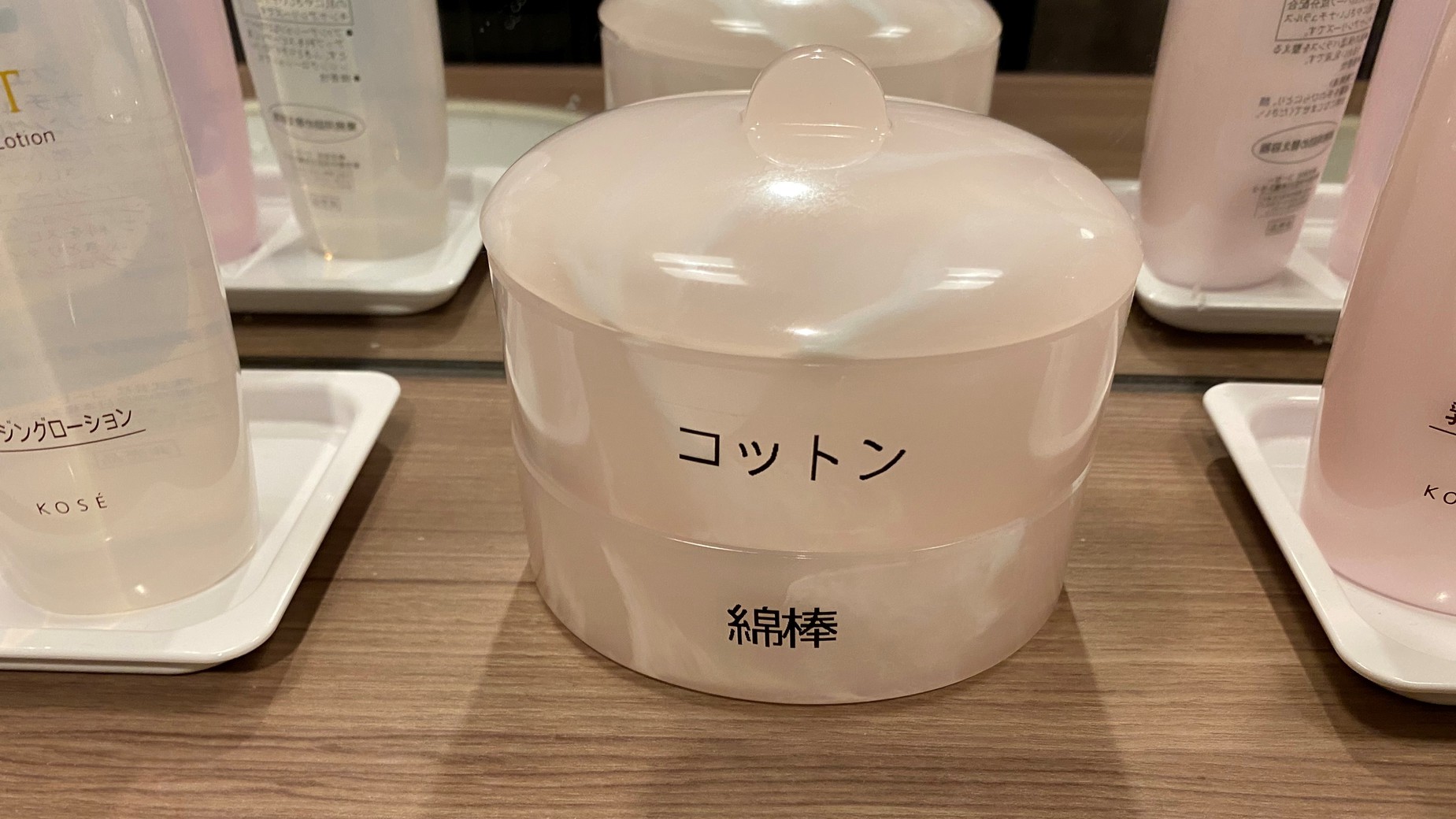 女性脱衣所コットン綿棒