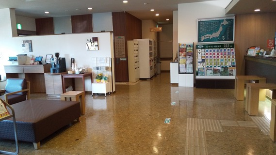 正面玄関からロビーの景観