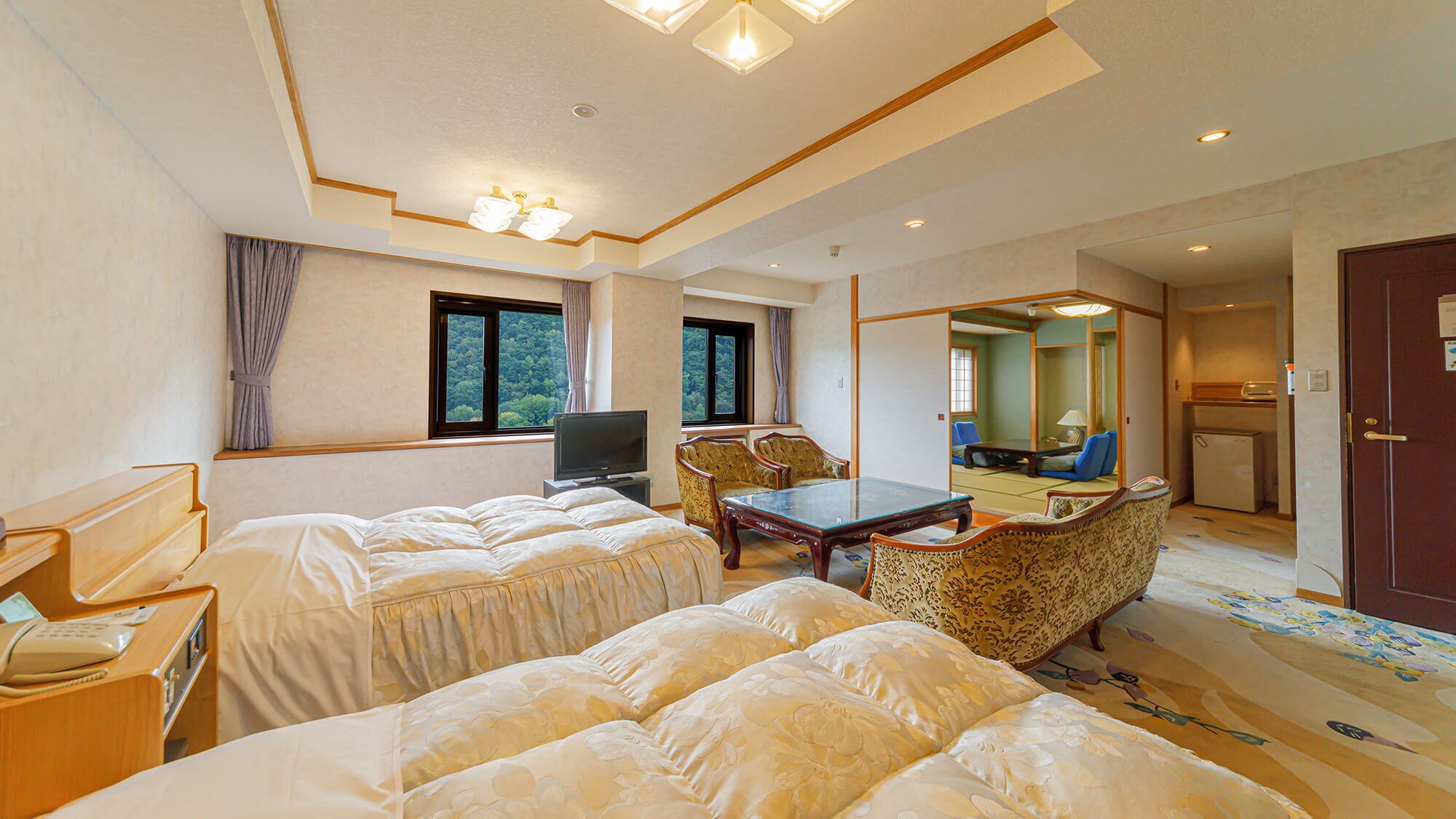 【本館】最上階特別室Cタイプ／10畳和室+ツインベッドの和洋室タイプのお部屋。