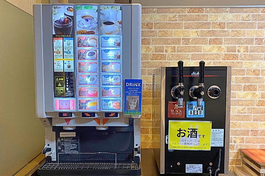 コーヒーメーカーとアルコールサーバー