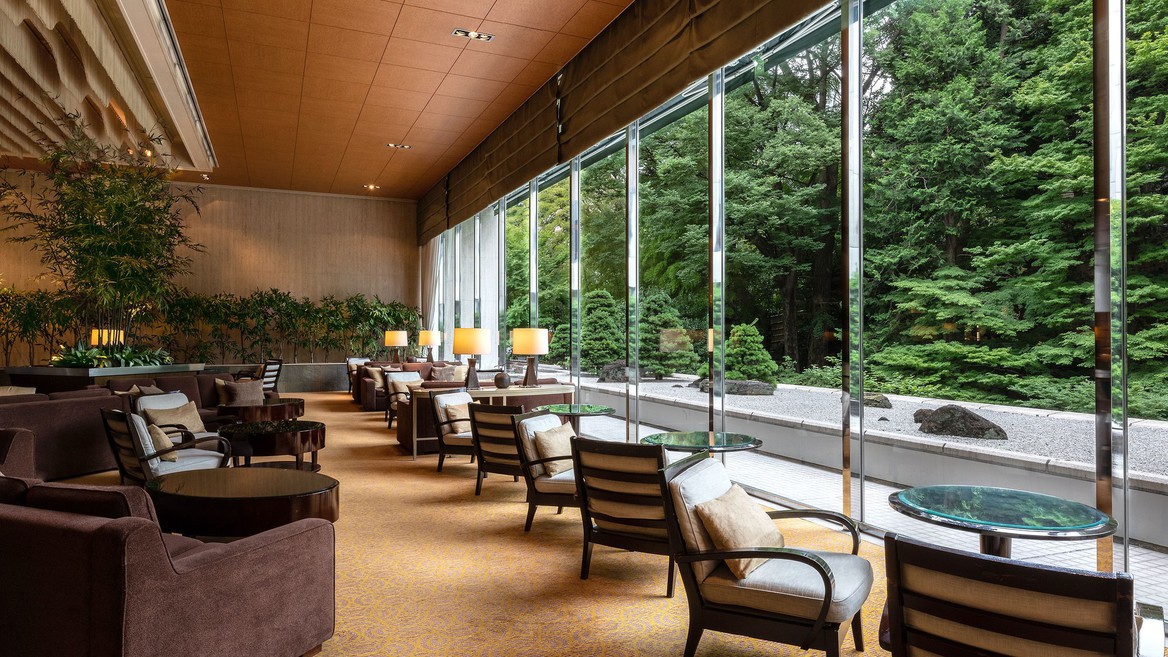 1階の「ロビーラウンジバンブー」で、日本庭園をながめながら、癒しのひとときをお過ごしください。