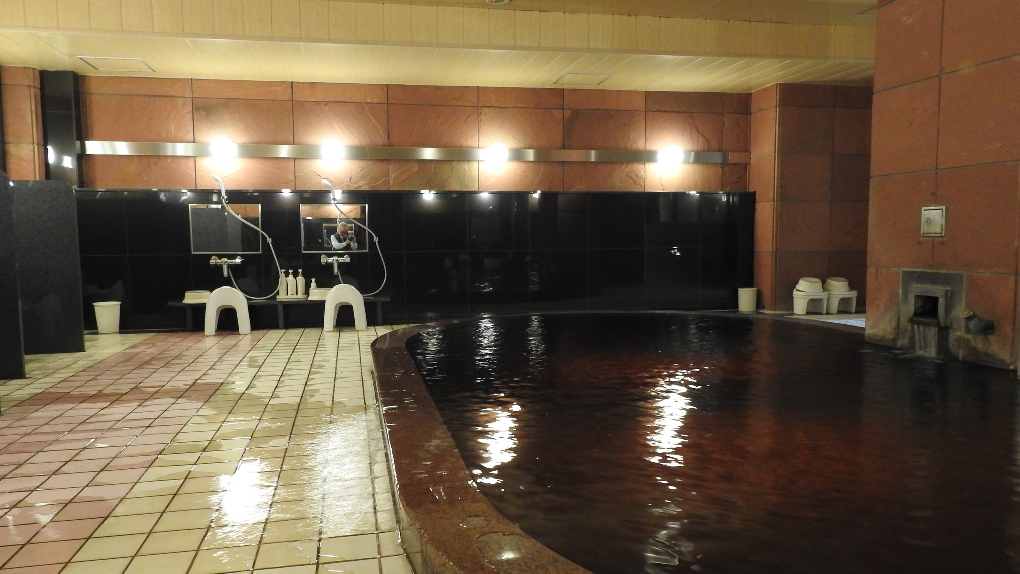 天然モール温泉大浴場／駅前の立地で天然温泉にご入浴頂けます。（一例）